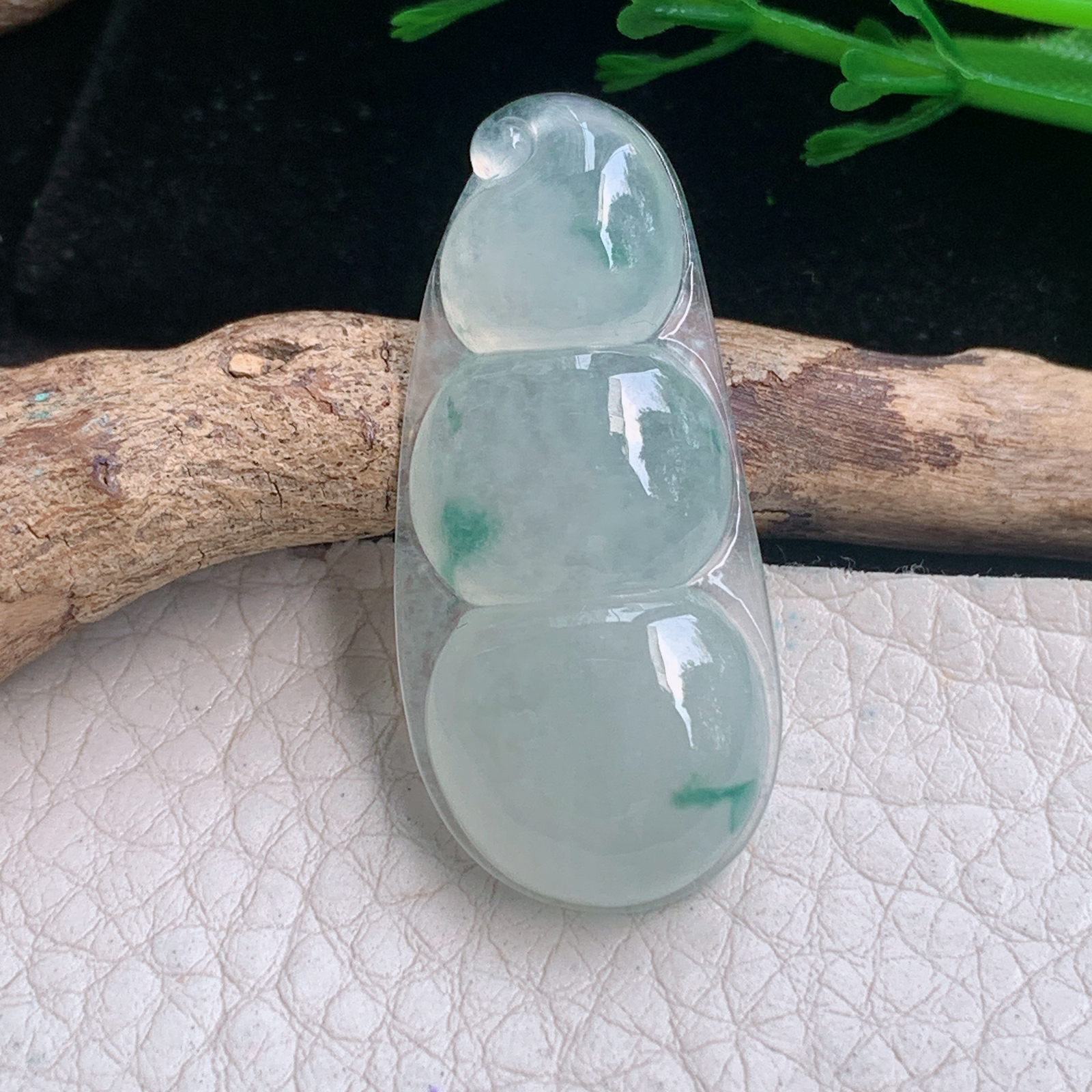 lz实拍37.5*17.3*6天然缅甸翡翠冰飘花饱满平安豆 福豆玉吊坠 玉挂件