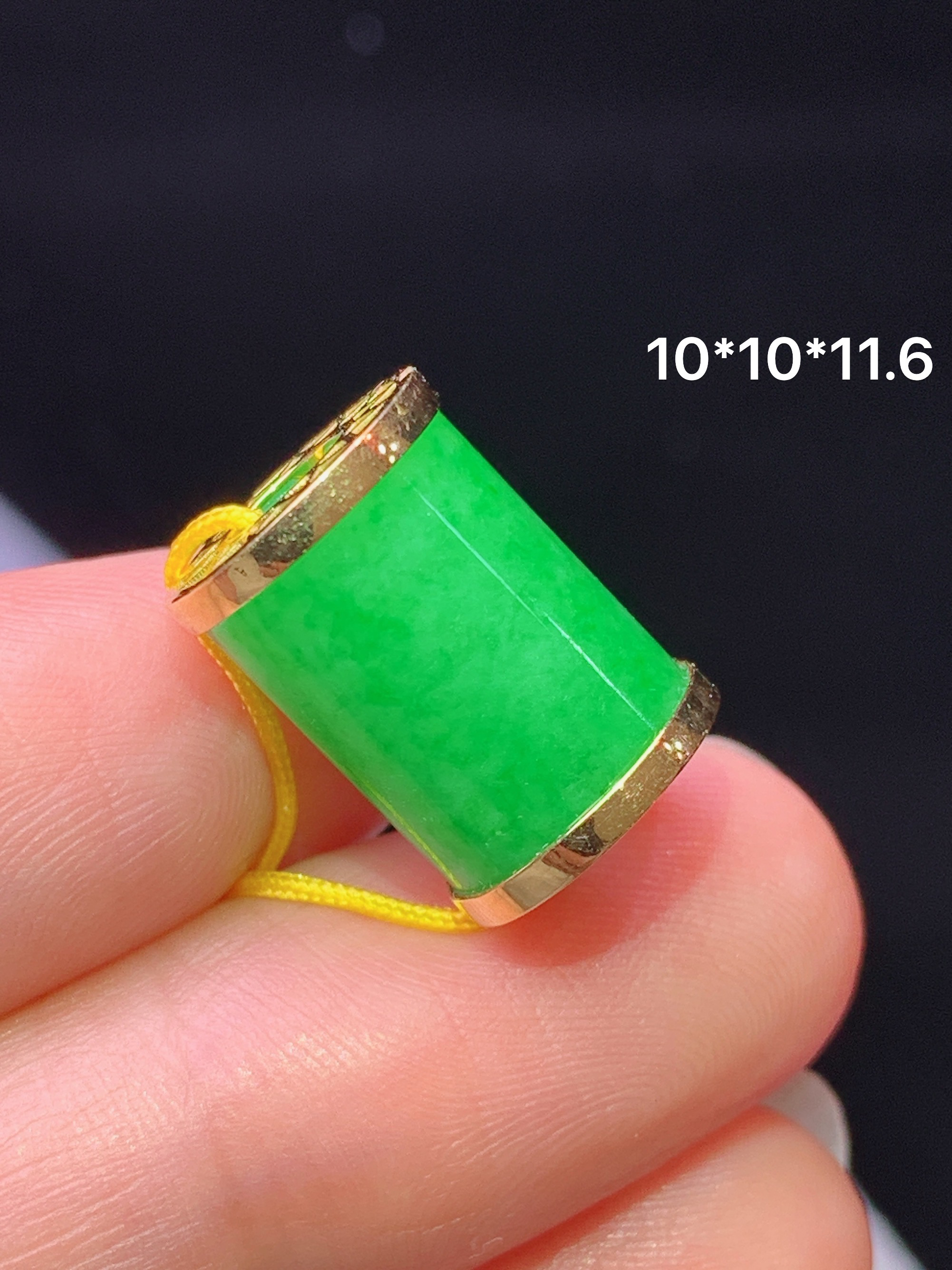 18k金镶嵌冰阳绿路路通吊坠 玉质细腻 色泽艳丽清新 水润亮眼 整体尺寸10*10*11.6b1