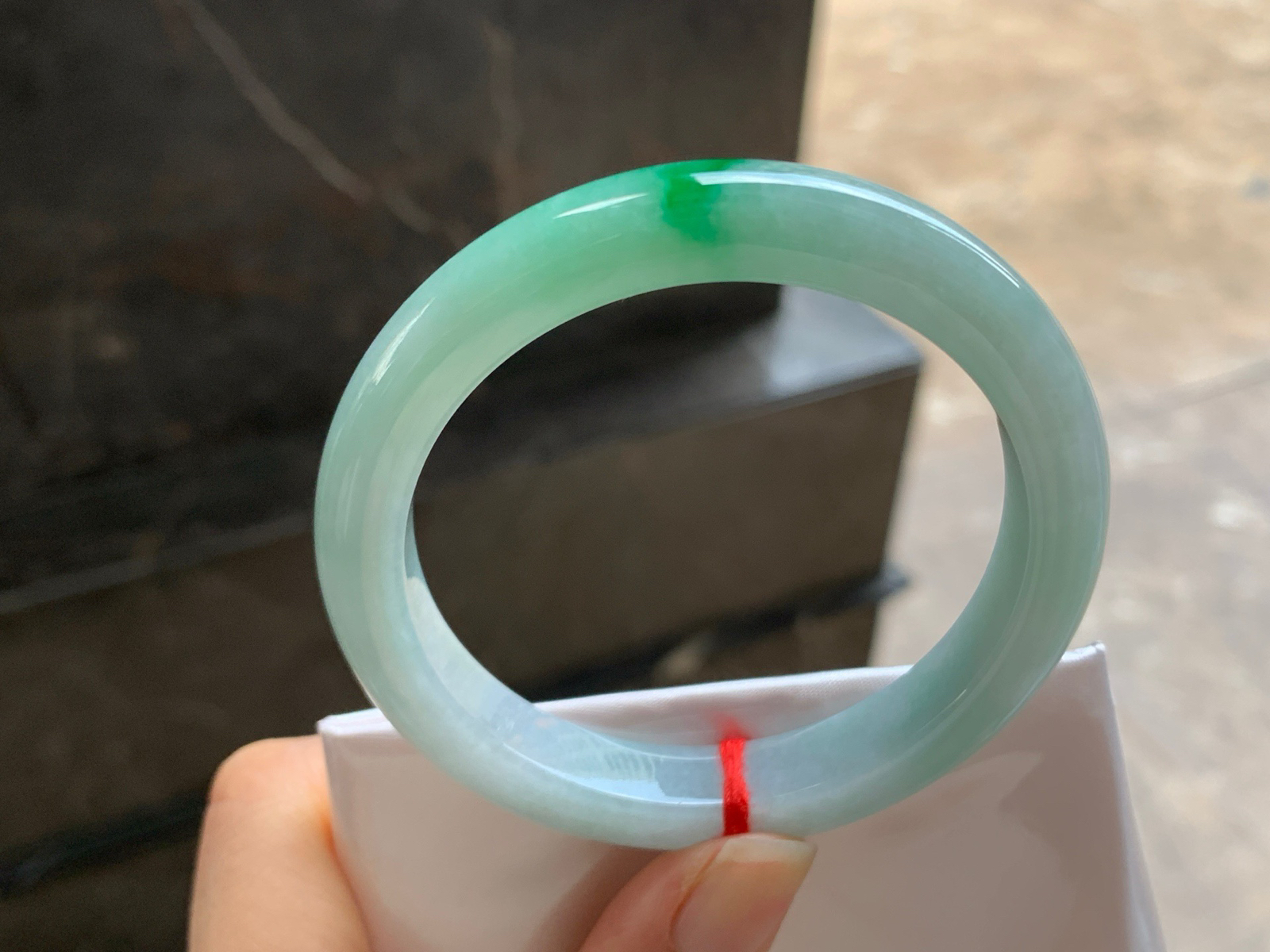 53-9.5-8.1

带色手镯^_^玉质温润