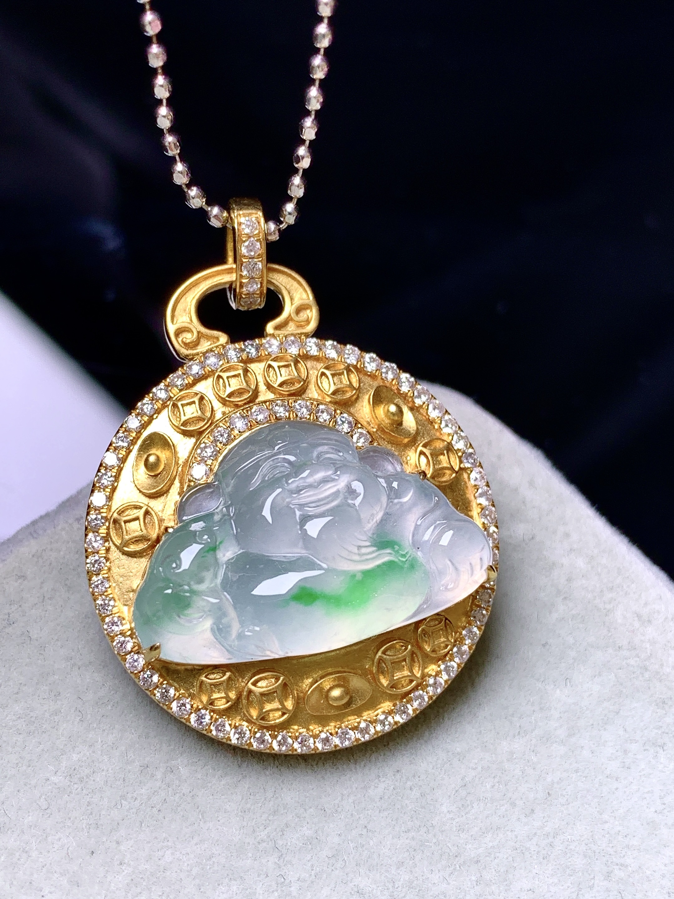 18k金钻镶嵌冰种飘绿佛公吊坠 玉质细腻 色泽艳丽清新 水润亮眼 整体尺寸29.5*22.6*7.2