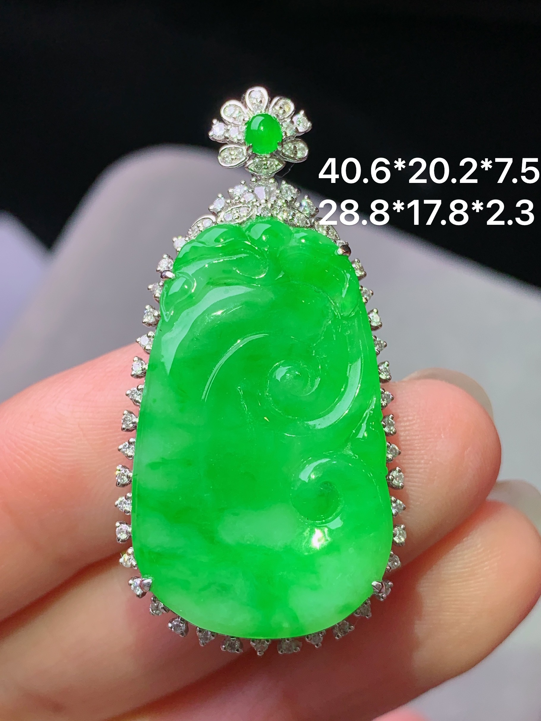 18k金钻镶嵌阳绿如意吊坠 玉质细腻 色泽艳丽清新 水润亮眼 整体尺寸40.6*20.2*7.5j3