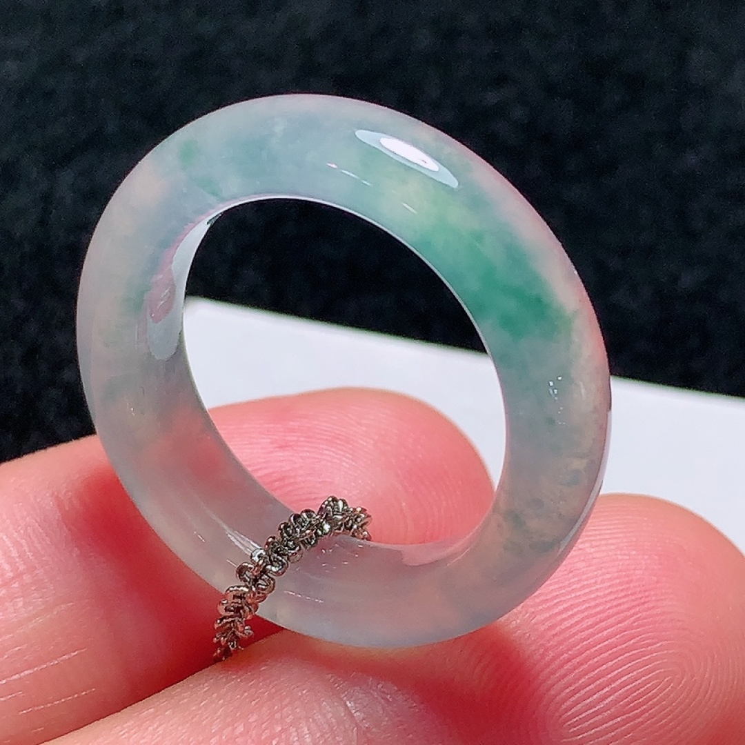 ️冰种飘花指环，种老水头好，又冰又润，饱满无裂，尺寸：26.5/5.9/4.2mm，圈口：18号，编号