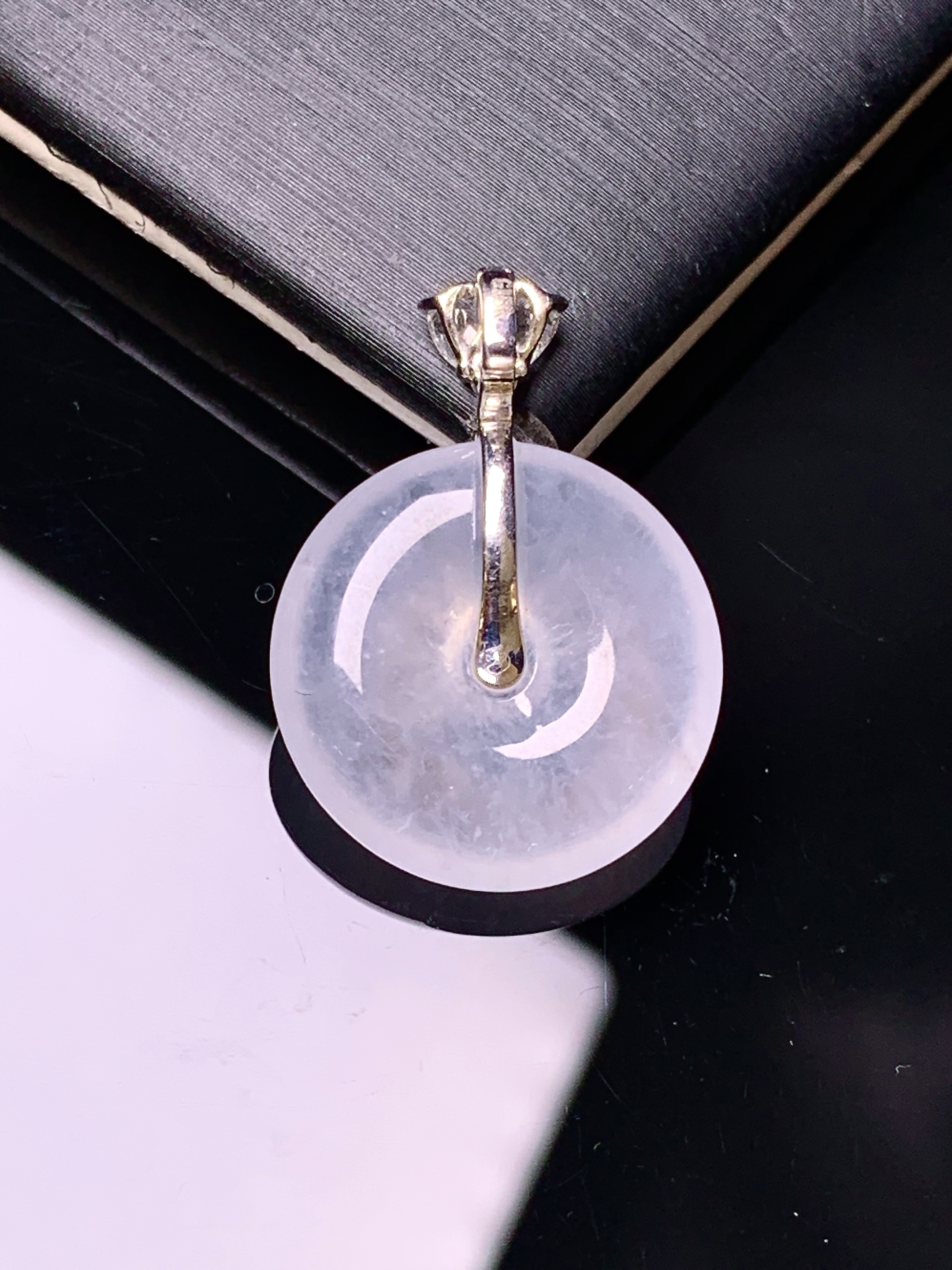 18k金钻镶嵌冰种平安扣吊坠 玉质细腻 色泽艳丽清新 水润亮眼 整体尺寸24*17.3*5.5c1