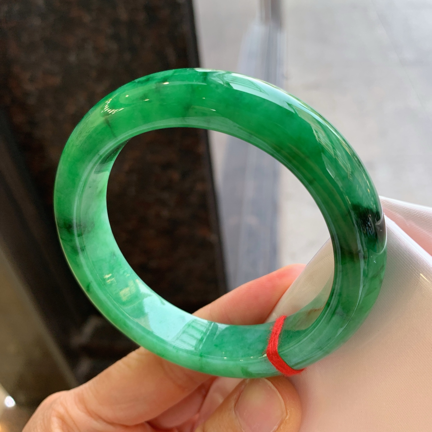 正圈满色，表皮微瑕疵，尺寸：58.3/13.5/10，色辣