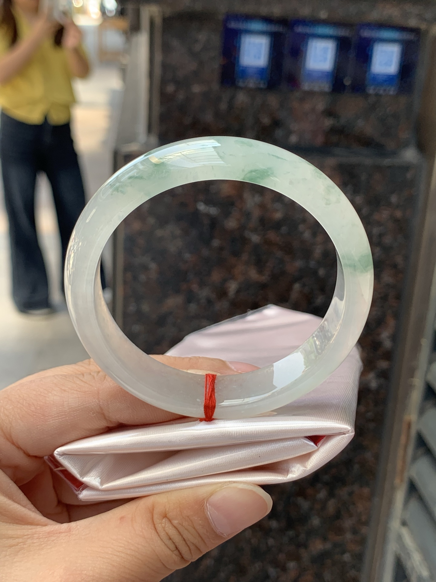 冰飘花正圈，57.6/13.9/7.5，0425-N483，无裂，打灯棉线，底妆冰透细腻，冰底中开出了朵朵兰花，飘花灵动飘逸，半山半水，勾勒出一幅唯美诗意的山水意境画，古典优雅。