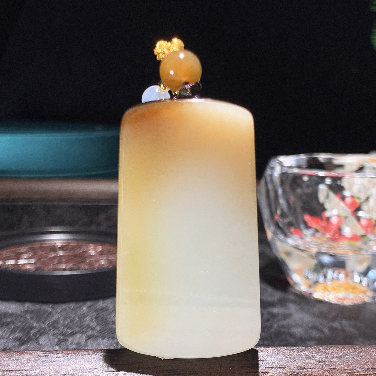 新疆和田玉且末糖平安无事牌子挂件。尺寸50/28/12重43.8克 玉质细腻油润。手推出油。佩戴高端典雅。lt251225