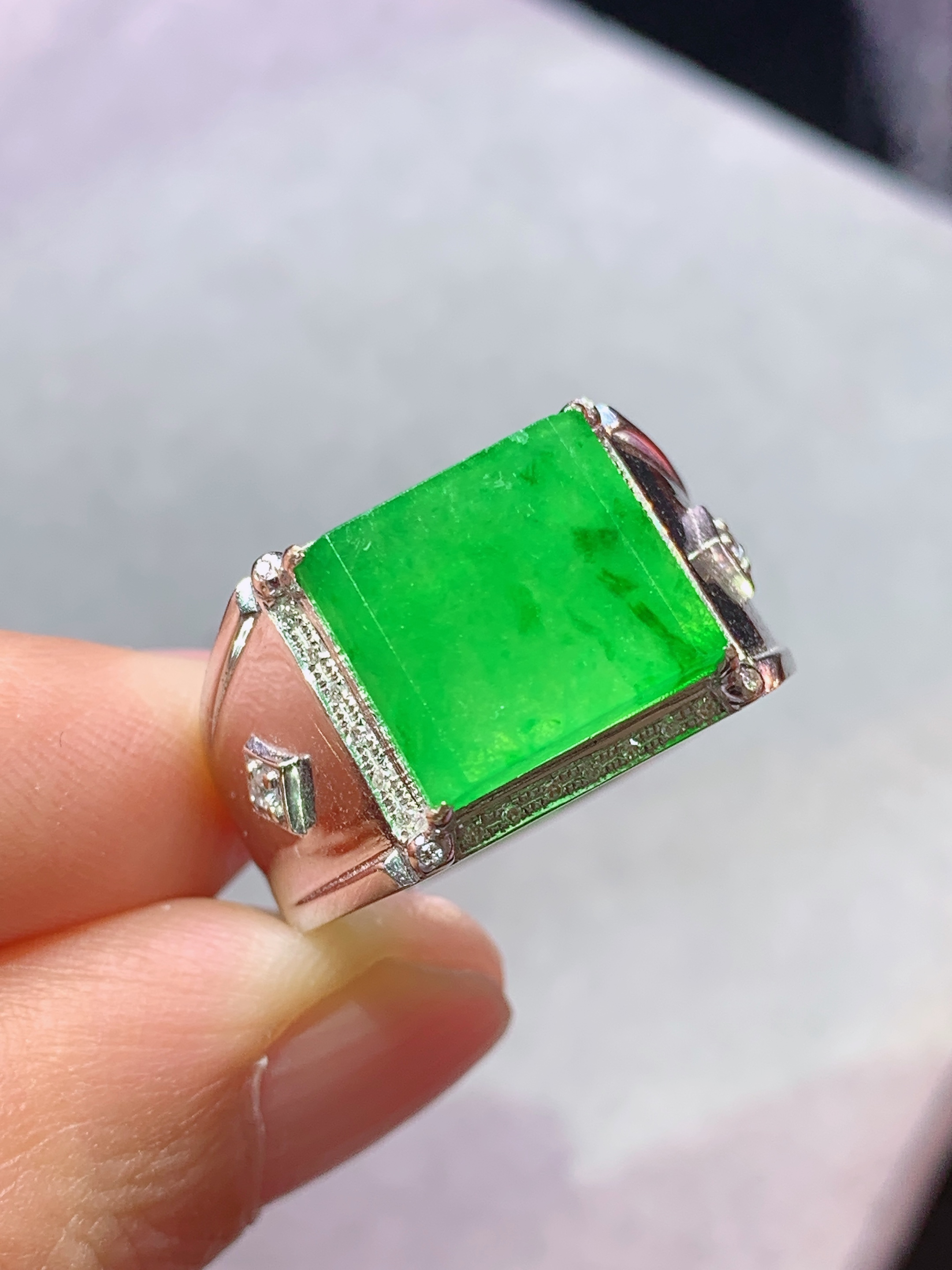 18k金钻镶嵌冰阳绿马鞍戒指 玉质细腻 色泽艳丽清新 水润亮眼 圈口16 整体尺寸9.8*11*2.