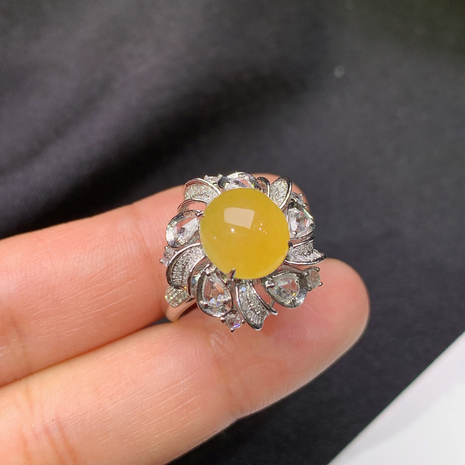 冰黄翡蛋面戒指，18k金镶嵌，冰润鲜艳，玉质细腻，种水足，Ych 尺寸9.3*8.7*4.5