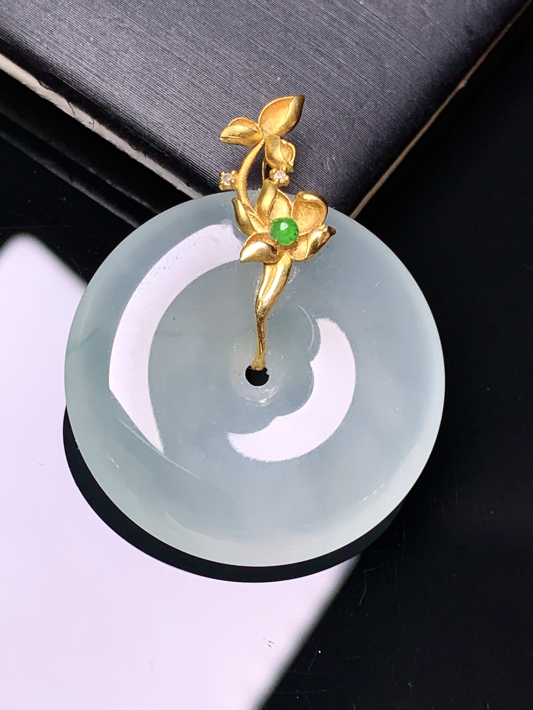 18k金钻镶嵌冰种平安扣吊坠 玉质细腻 色泽艳丽清新 水润亮眼 整体尺寸34*27.3*5.7yz