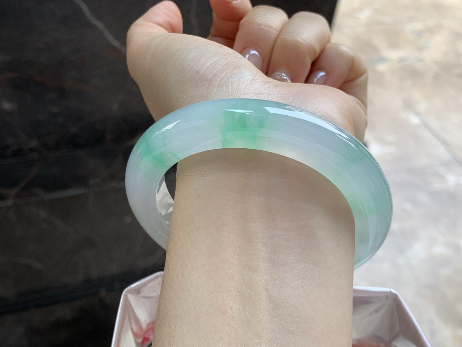 60-12.1-11.2

冰种带色大圈口手镯^_^有种有色～品质大圈口