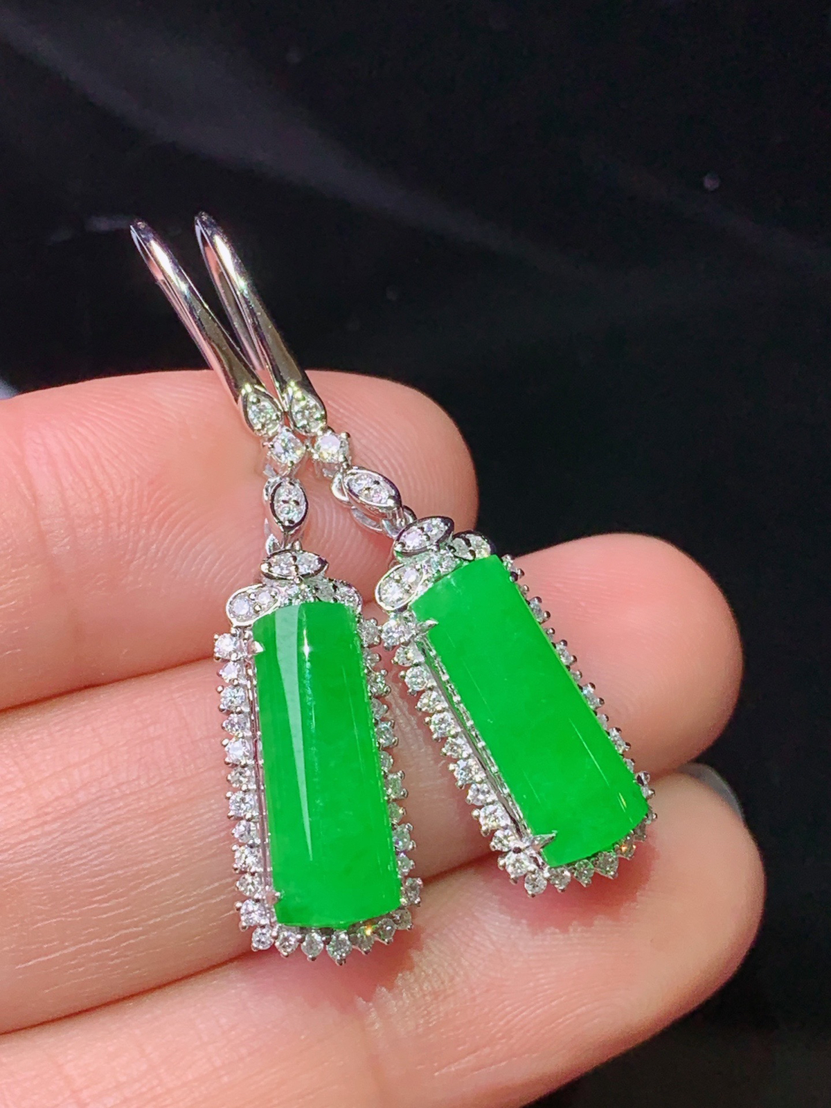 18k金钻镶嵌满绿玉柱耳坠 玉质细腻 色泽清新艳丽 整体尺寸39.5*8.8*6.2
