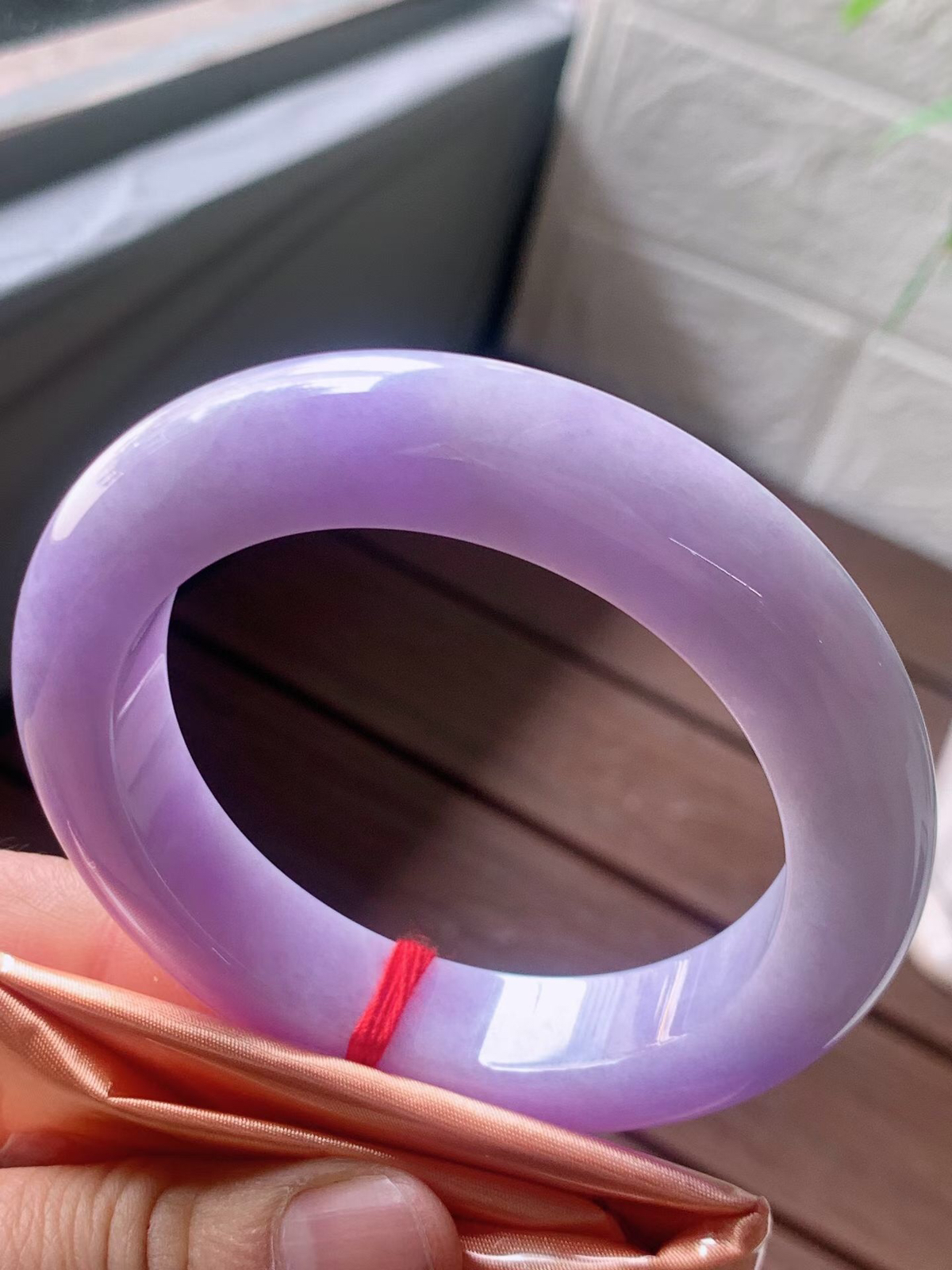 【翡翠名称】老种紫罗兰56.6正圈口手镯
【翡翠尺寸】56.6/12.7/11mm适合55.5-58正圈口佩戴
【翡翠描述】宝贝种老水足，玉质细腻，色泽靓丽，性价比高，佩戴效果好！
【其它赠送】权威证书/精美挂绳盒子/支持全国复检