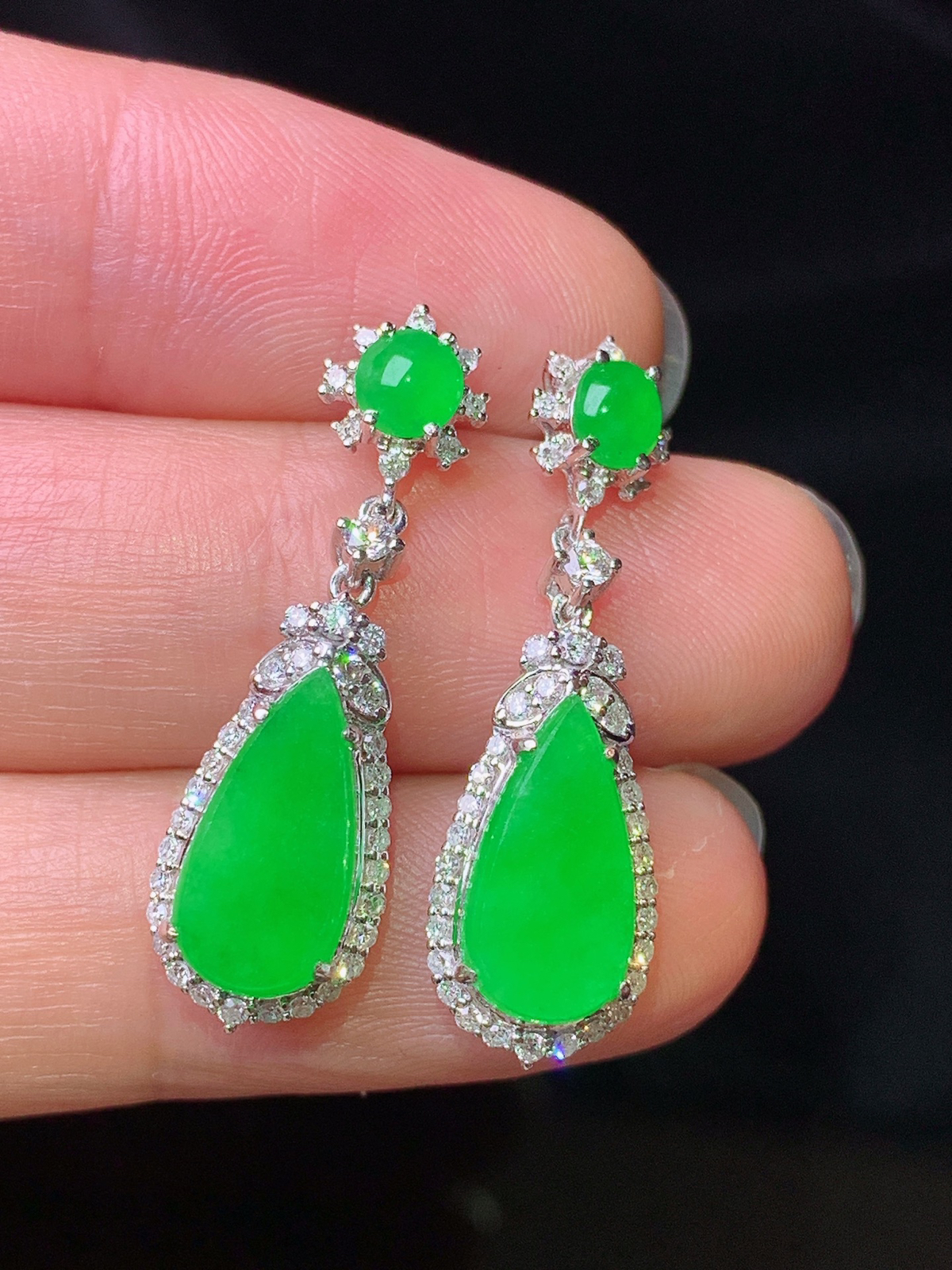 18k金钻镶嵌满绿水滴耳坠 玉质细腻 色泽艳丽清新 水润亮眼 整体尺寸28.8*8.5*5.3f1