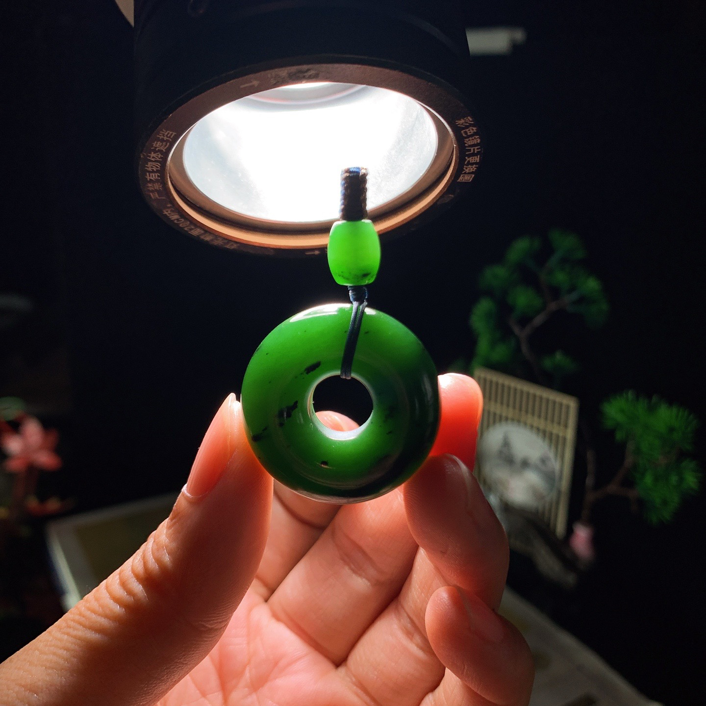 和田玉菠菜绿俄罗斯碧玉复古平安扣挂件 尺寸29/10重16.5克，玉质细腻油润 底色纯净 脂粉好，品质好！lt260425