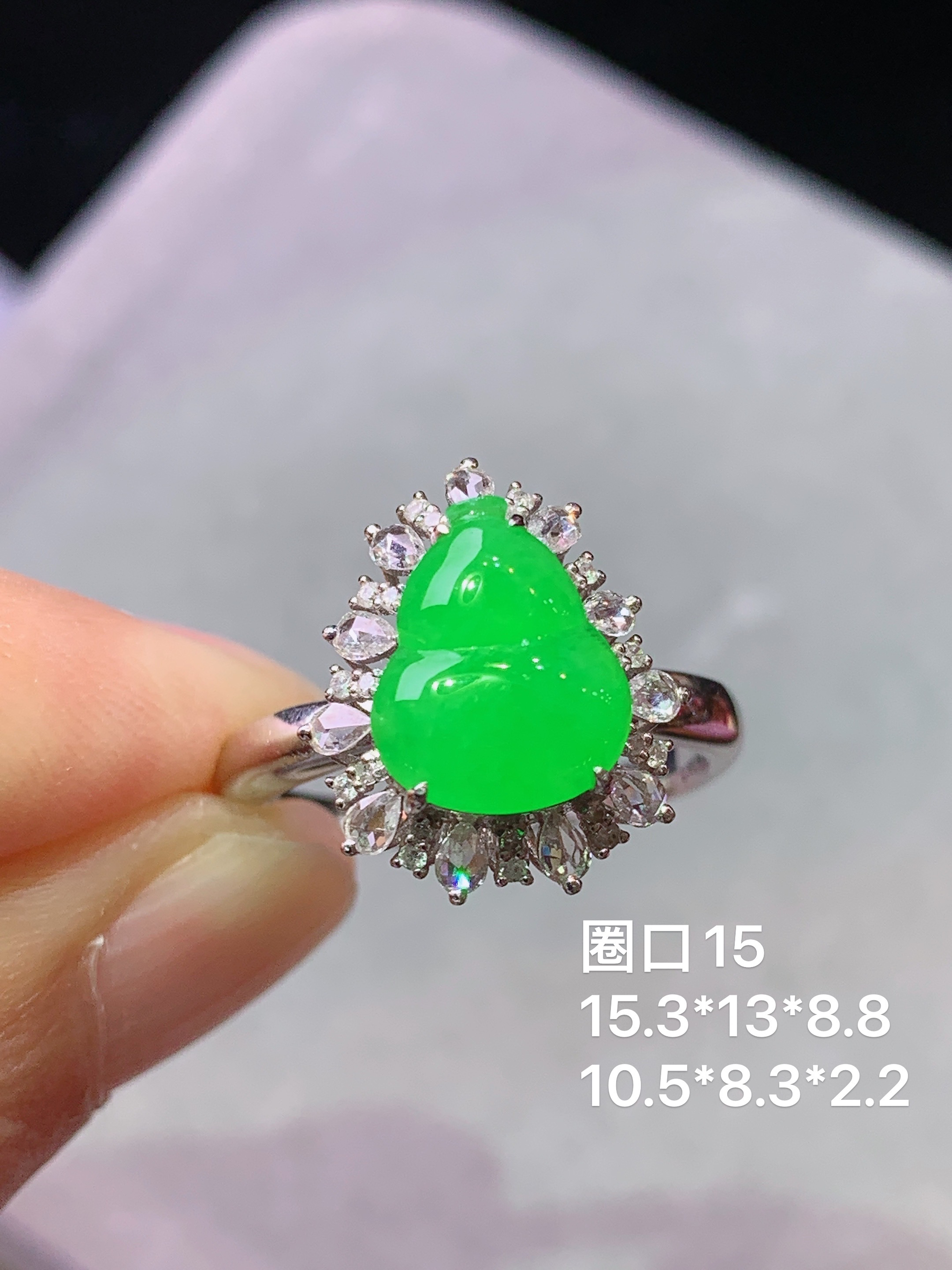 18k金钻镶嵌冰阳绿葫芦戒指 玉质细腻 色泽艳丽清新 水润亮眼 圈口15整体尺寸15.3*13*8.8j3