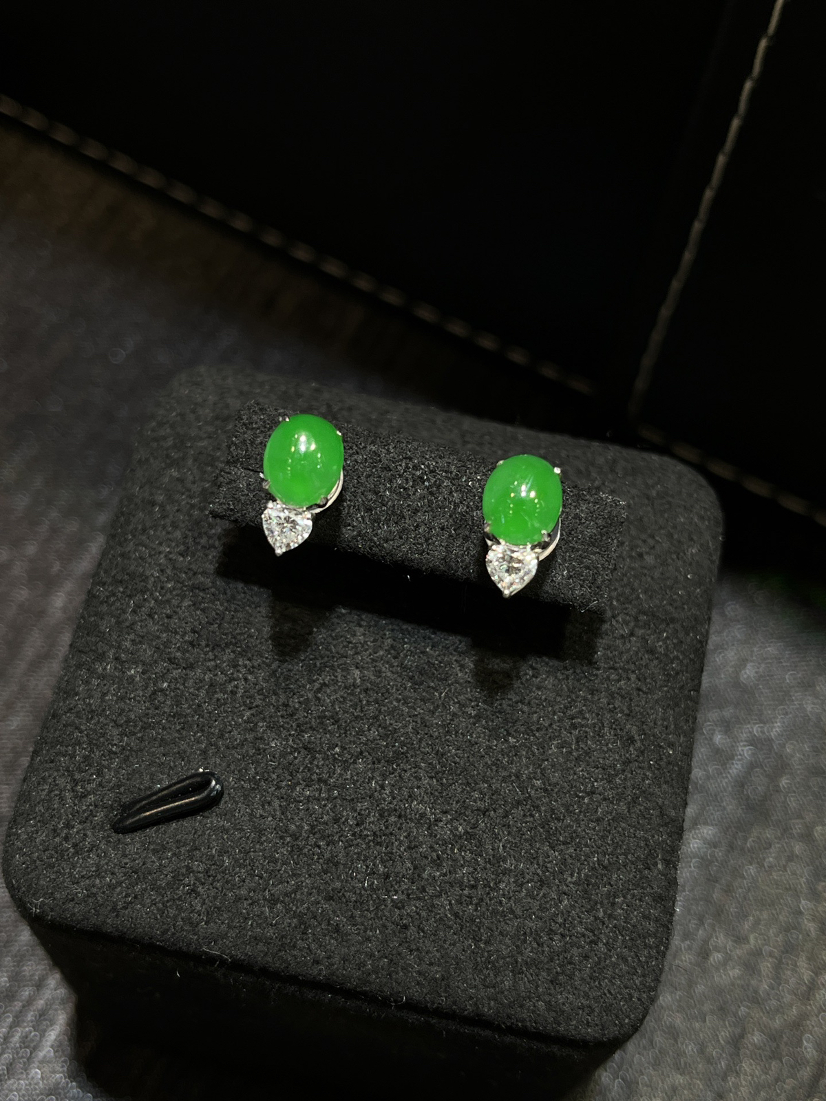 种好满色裸镶蛋面耳钉，戒指（一套价）
尺寸看图一
18k金镶嵌..