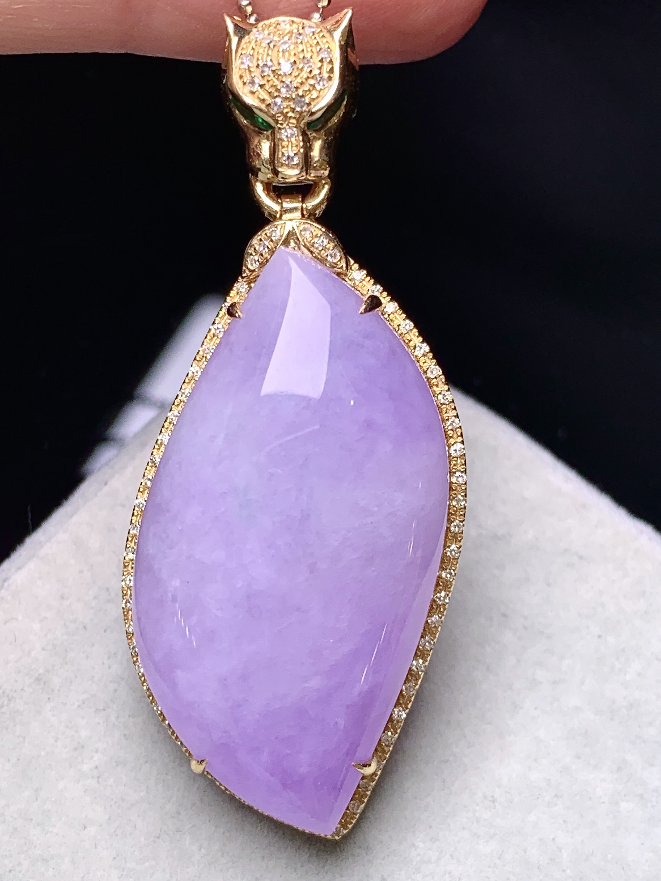 18k金钻镶嵌紫罗兰随形吊坠 玉质细腻 色泽艳丽清新 水润亮眼 整体尺寸47.5*19.8*8.8b1