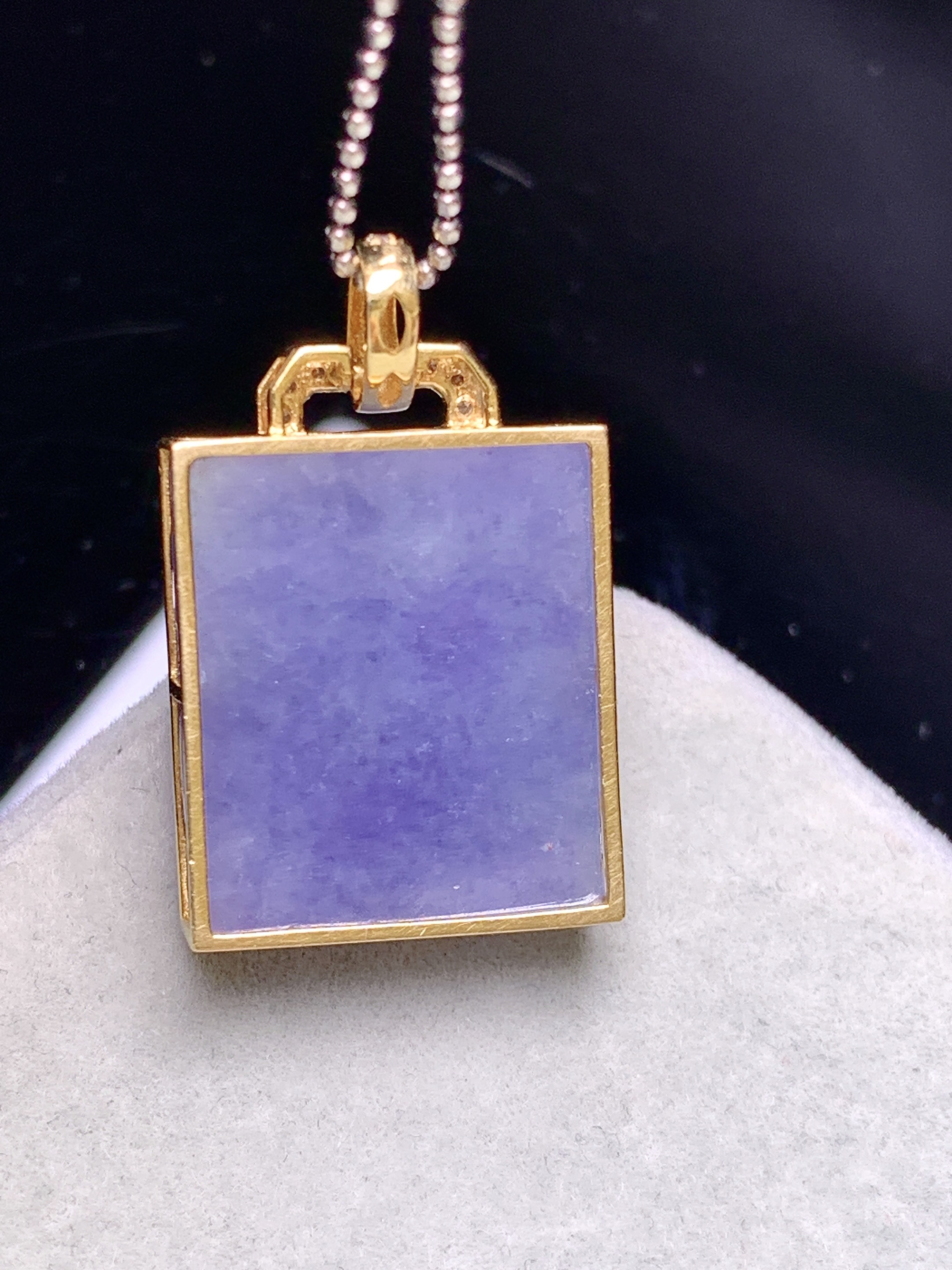 18k金钻镶嵌紫罗兰无事牌吊坠 玉质细腻 色泽艳丽清新 水润亮眼 整体尺寸26.8*16*6.8b1