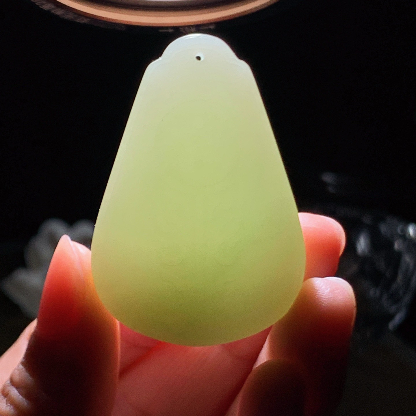 和田玉青海翠青上山虎挂件。尺寸46/32/12重34.5克，玉质细腻油润 脂粉好，品质好！lt260425