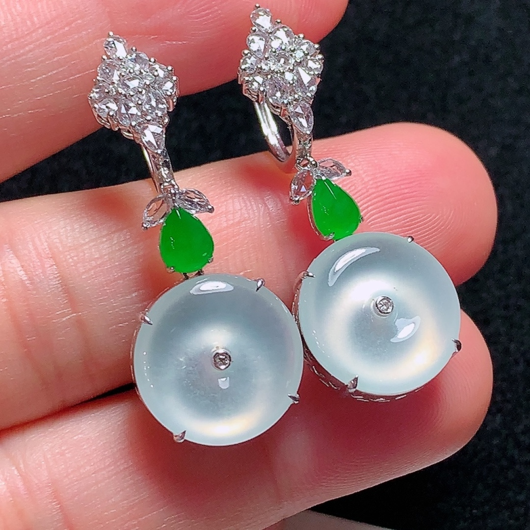 ️18k金镶嵌冰种高质量平安扣耳坠，种老水头好，又冰又润，饱满无裂：35.4/14.1/7.4mm裸石：13.9/2.4mm，编号