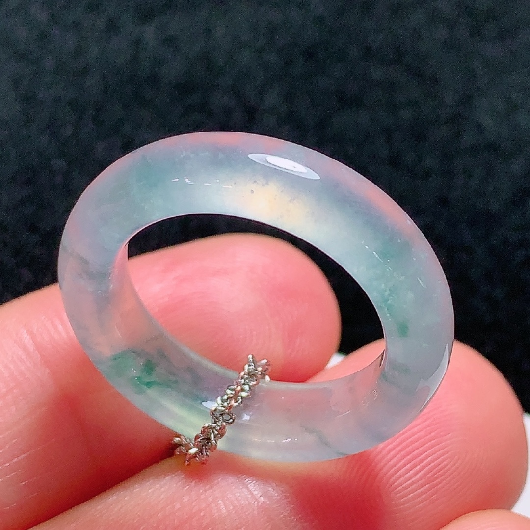 ️冰种飘花指环，种老水头好，又冰又润，饱满无裂，尺寸：26.5/5.9/4.2mm，圈口：18号，编号
