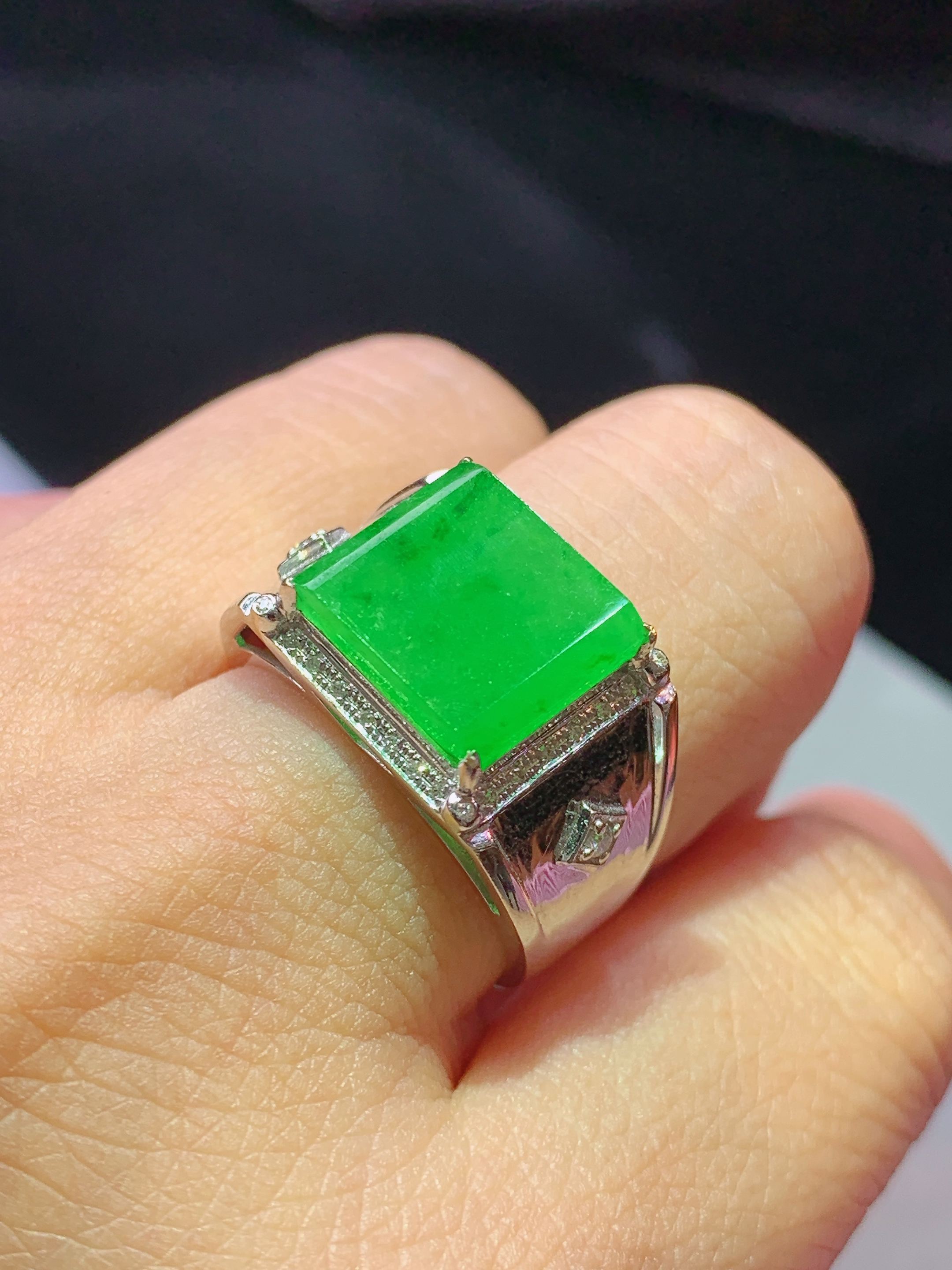 18k金钻镶嵌冰阳绿马鞍戒指 玉质细腻 色泽艳丽清新 水润亮眼 圈口16 整体尺寸9.8*11*2.5j3