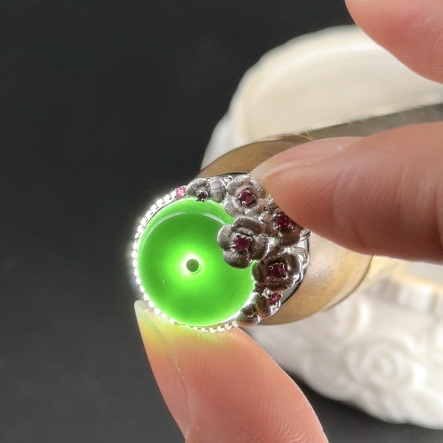 精品18k墨翠平安扣吊坠 种好色正 黑度极好 打灯通透 油性十足 重金豪镶 尺寸21.5