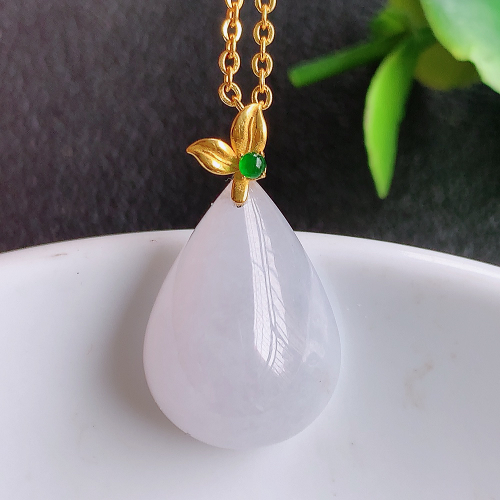 冰润水滴翡翠吊坠，款式新颖时尚，日常百搭的款。满满的份量感，清新自然的阳绿色，18k金伴钻镶嵌，上身效果优雅迷人！性价比超值  W1515.22尺寸：23-13.3-8.3mm