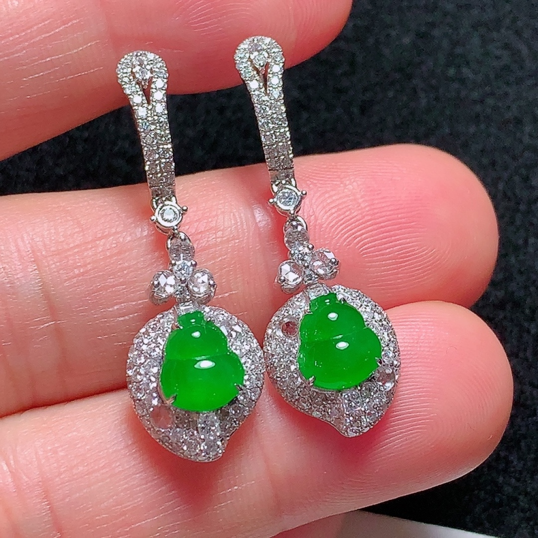 ️18k金镶嵌冰种阳绿葫芦耳坠，种老水头好，又冰又润，饱满无裂：34.2/11/6.5mm裸石：7.5/6.6/2.2mm，编号