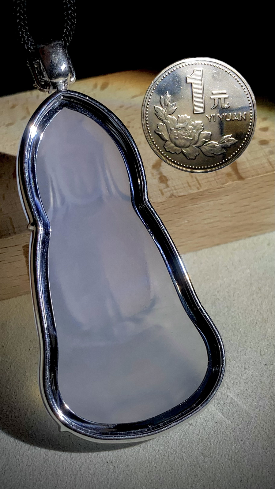 【清露凝禅·净瓶观音·观自在菩萨】，
冰种翡翠观音，
裸石65.5-34.8-5.2mm，
整体75.5-34.8-8.2mm，37.22g，
18K金，南非钻