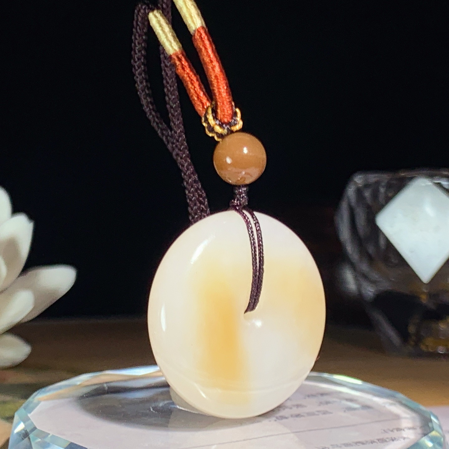 新疆和田玉且末糖平安扣挂件 尺寸31/9重19克！玉质细腻油润 底色纯净 脂粉好，品质好。lt260425