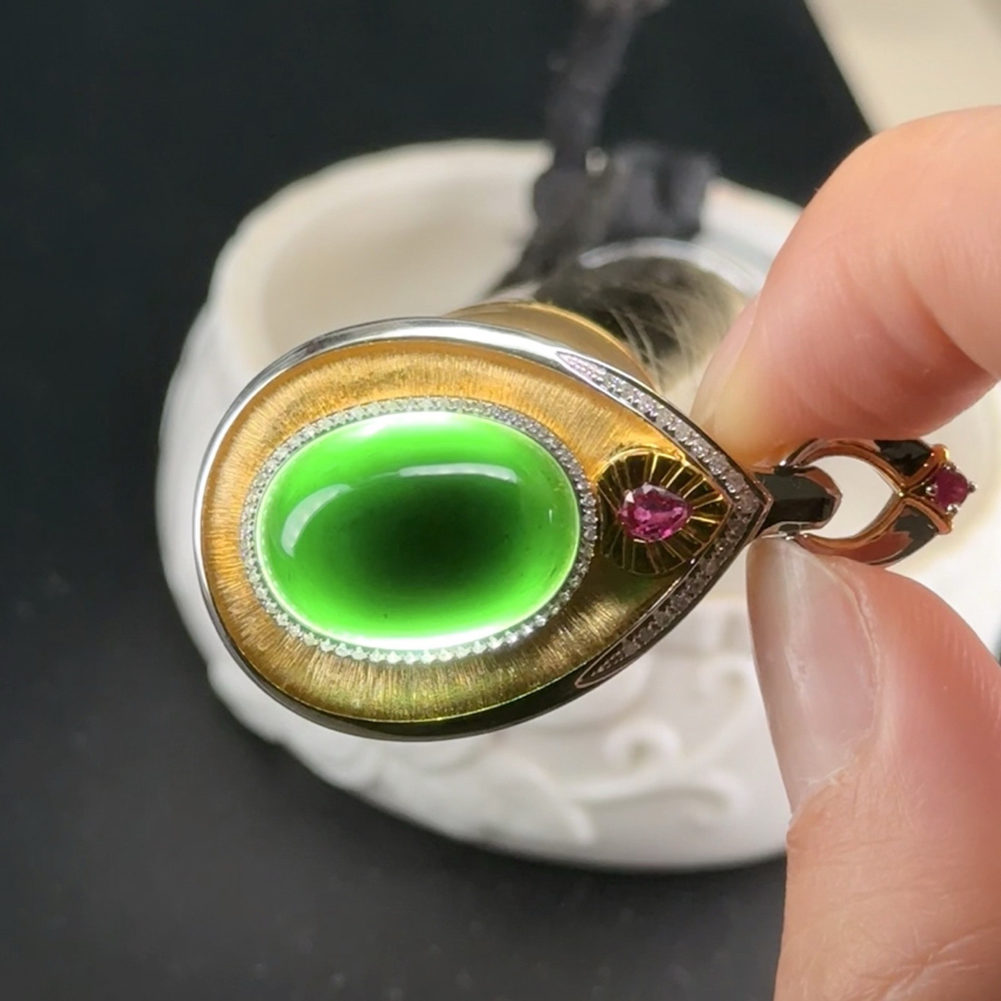 精品18k墨翠蛋面吊坠 种好色正 重金豪镶 打灯通透 黑度极好 尺寸43.6