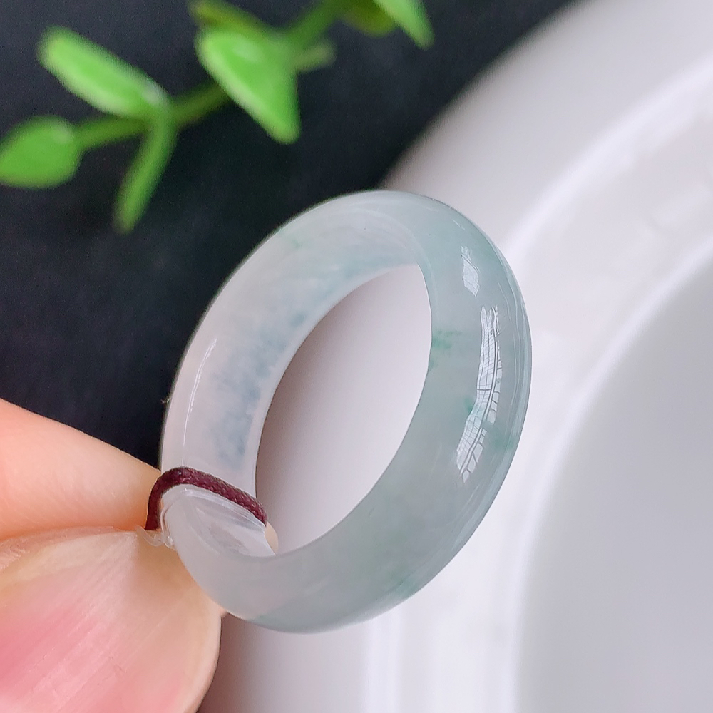 冰润飘花精美素圈翡翠戒指  玉质细腻  冰清玉润  飘花灵动  颜色漂亮  W 449.22内径尺寸：18-5.8-3mm