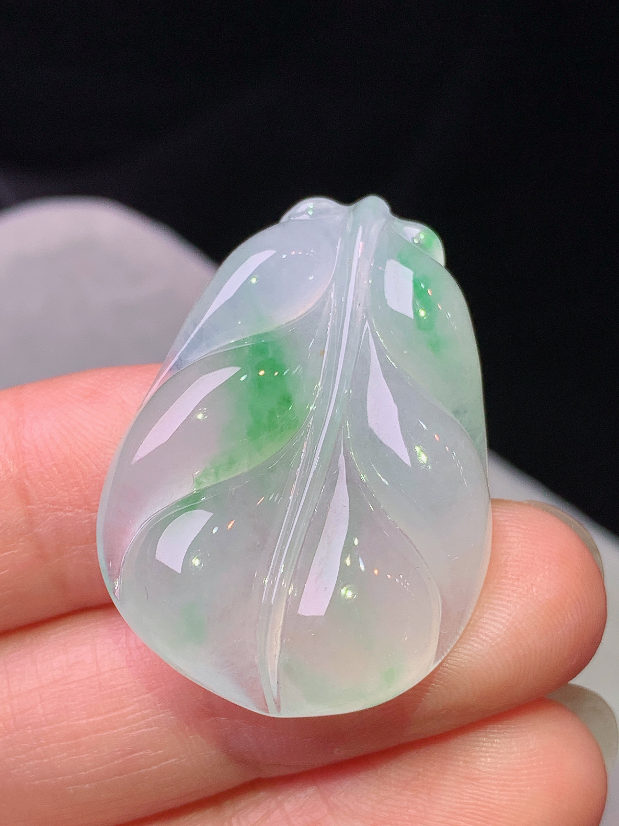 冰种飘绿树叶吊坠 玉质细腻 色泽艳丽清新 水润亮眼 整体尺寸32.6*23*6.5c1