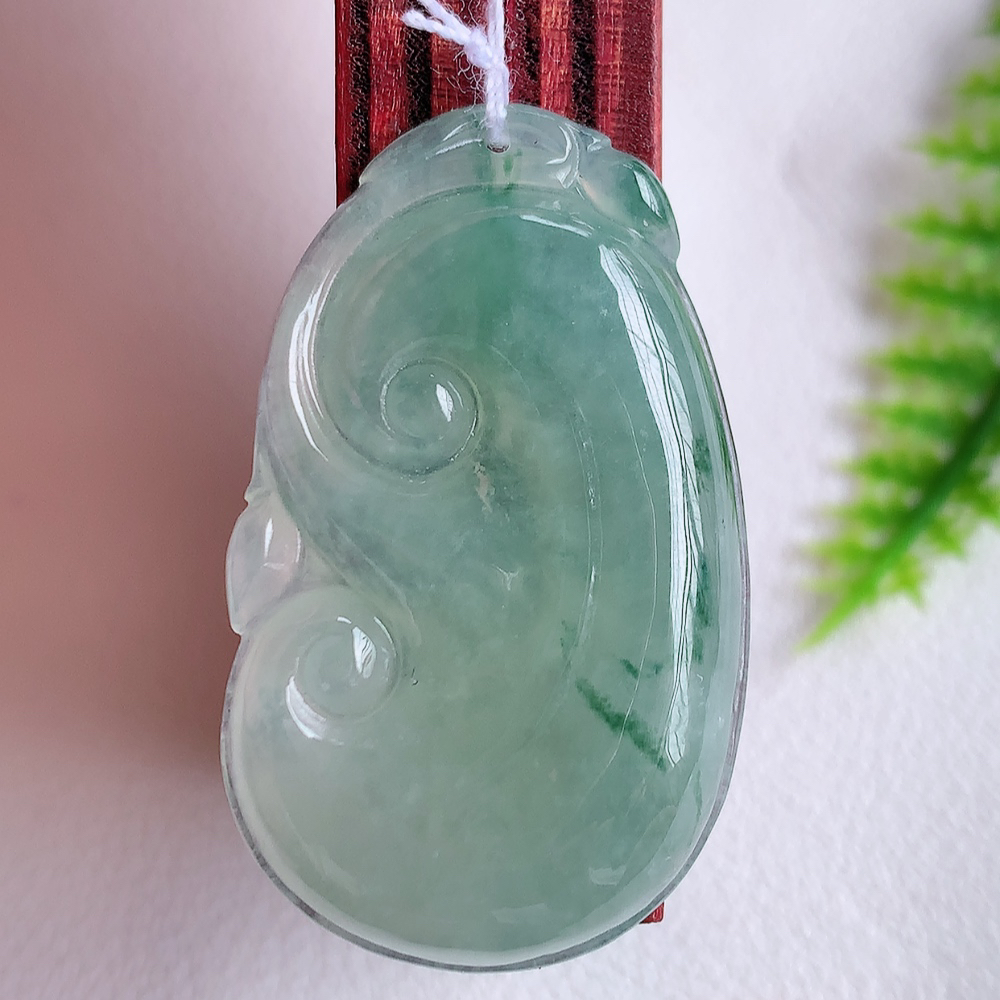 冰润飘花吉祥如意翡翠吊坠  寓意“万事如意，吉祥如意,福寿绵长 心想事成”饱满大气，通透水润  W1415.22尺寸：36-21.8-5.8mm