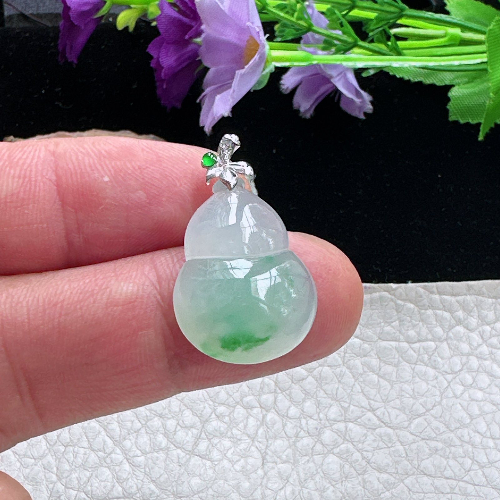 zz3天然翡翠飘绿葫芦吊坠