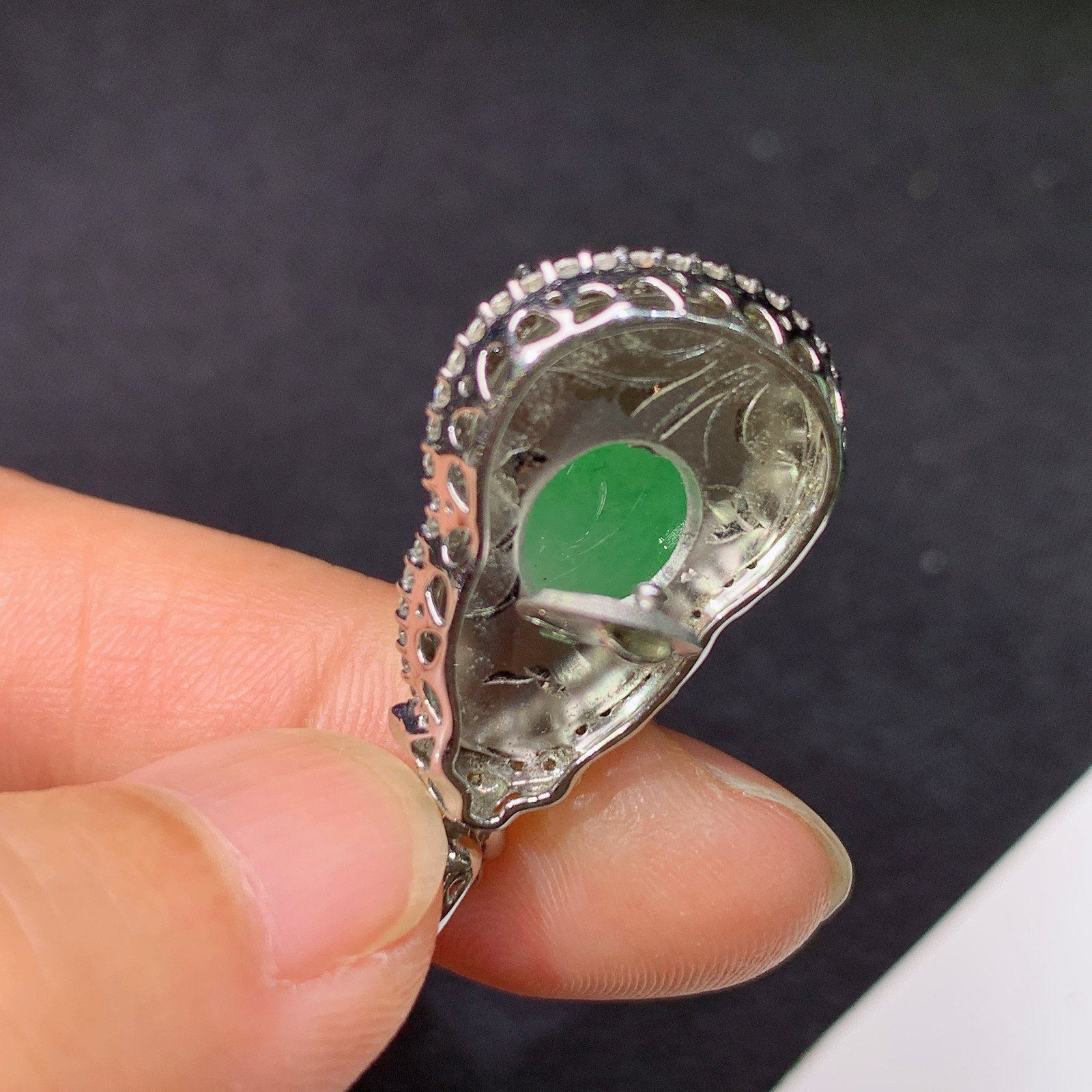 飘阳绿葫芦吊坠，18k金镶嵌，冰润色阳，玉质细腻，种水足，Dd 尺寸30.7*15.9*9.8