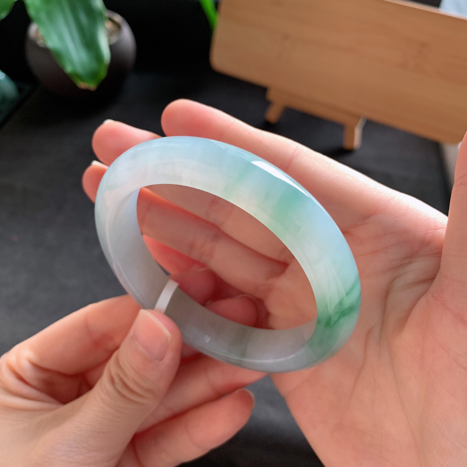 57圈口翡翠飘花手镯YW18297