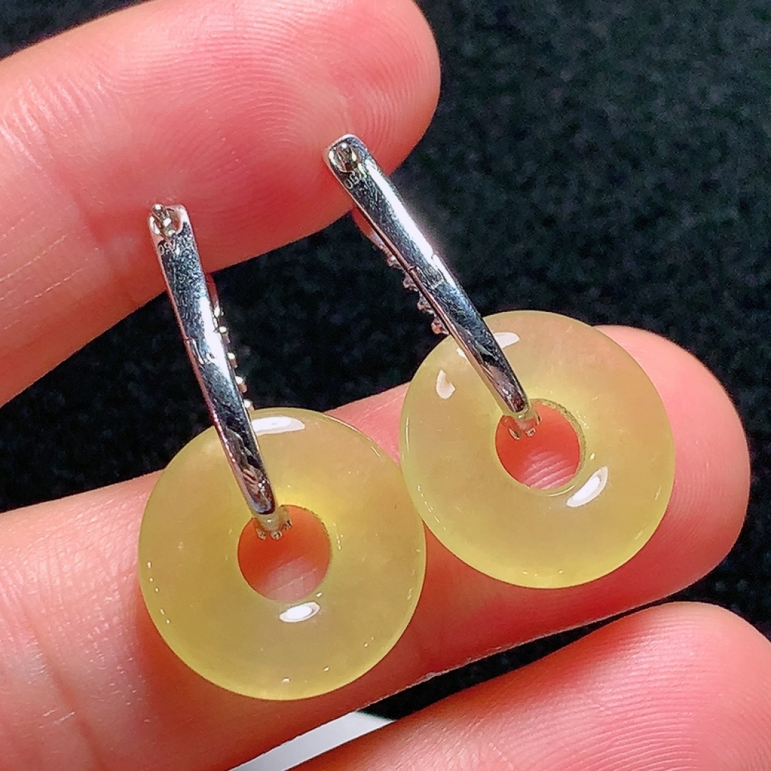 ️18k金镶嵌冰种黄翡幸运圈耳坠，种老水头好，又冰又润，饱满无裂：26.9mm裸石：15.5/3mm，编号re 22