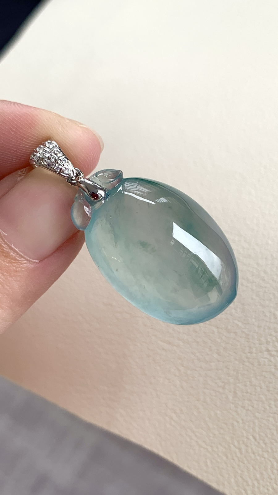 18k金镶嵌福瓜吊坠飘花灵动，种老细腻形体佳尺寸：成品：34.8*16.9*8.8，裸石：26.1*16.9*8.8..