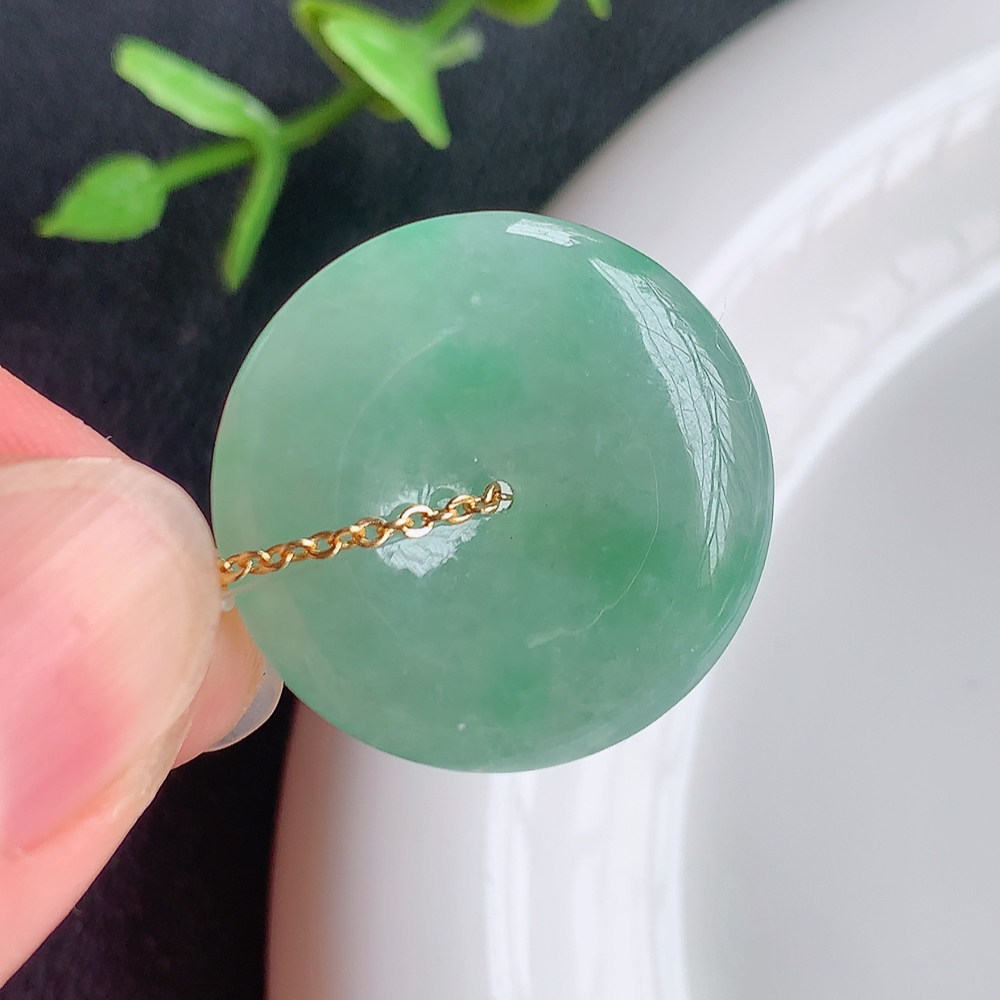 冰润飘花平安扣吊坠，厚装饱满，冰润剔透，细腻水足，种质润泽，飘花灵动，佩戴优雅大气，W   449.22尺寸：24.5-5.8mm