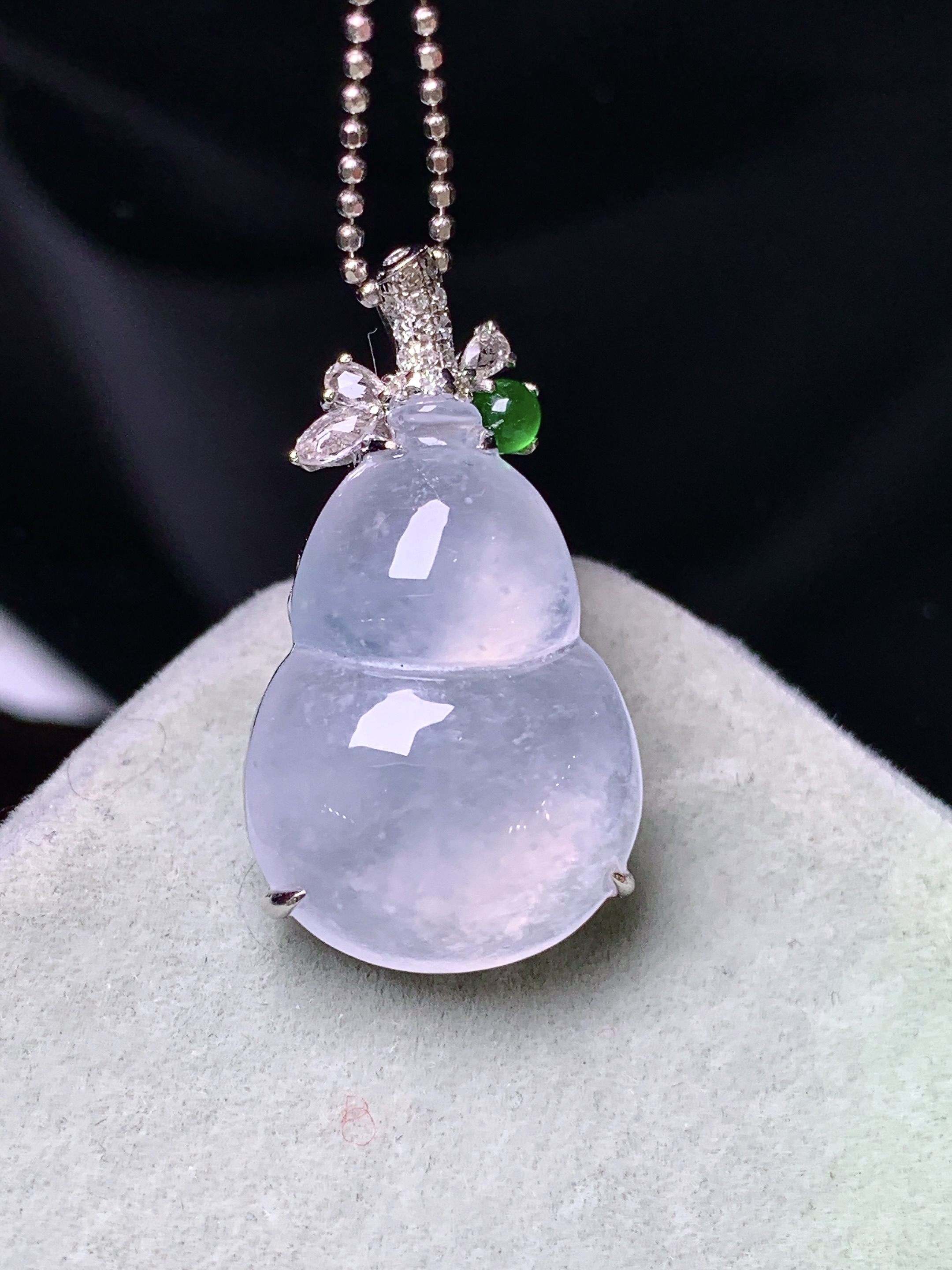 18k金钻镶嵌冰种葫芦吊坠 玉质细腻 色泽艳丽清新 水润亮眼 整体尺寸25.8*14*7yz