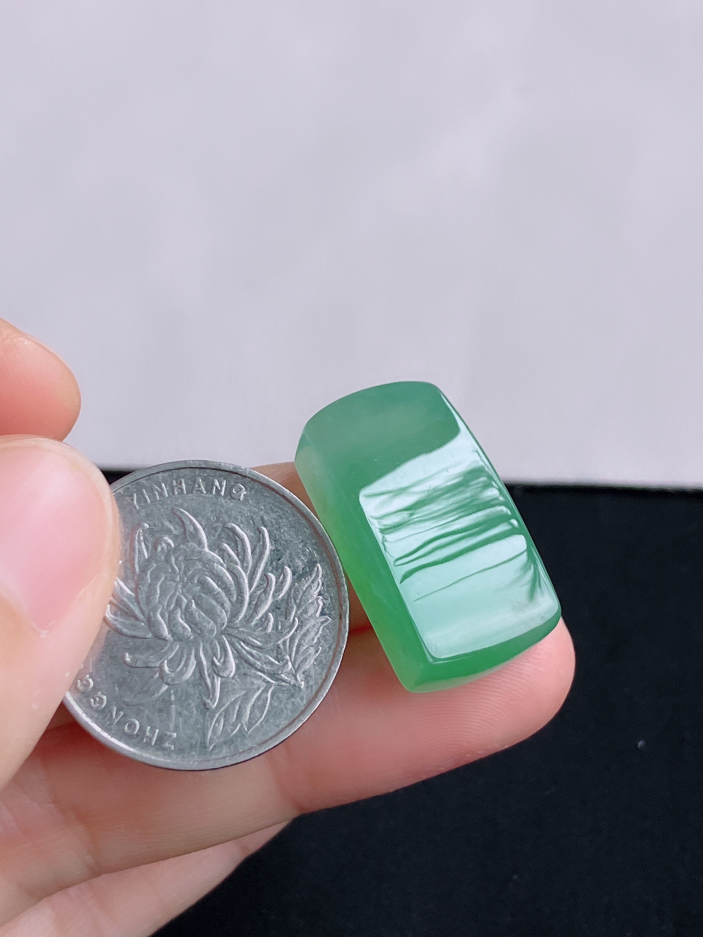 ️甜绿马鞍面，晶莹剔透，大气，尺寸25.5/13/7.6，自然光实拍