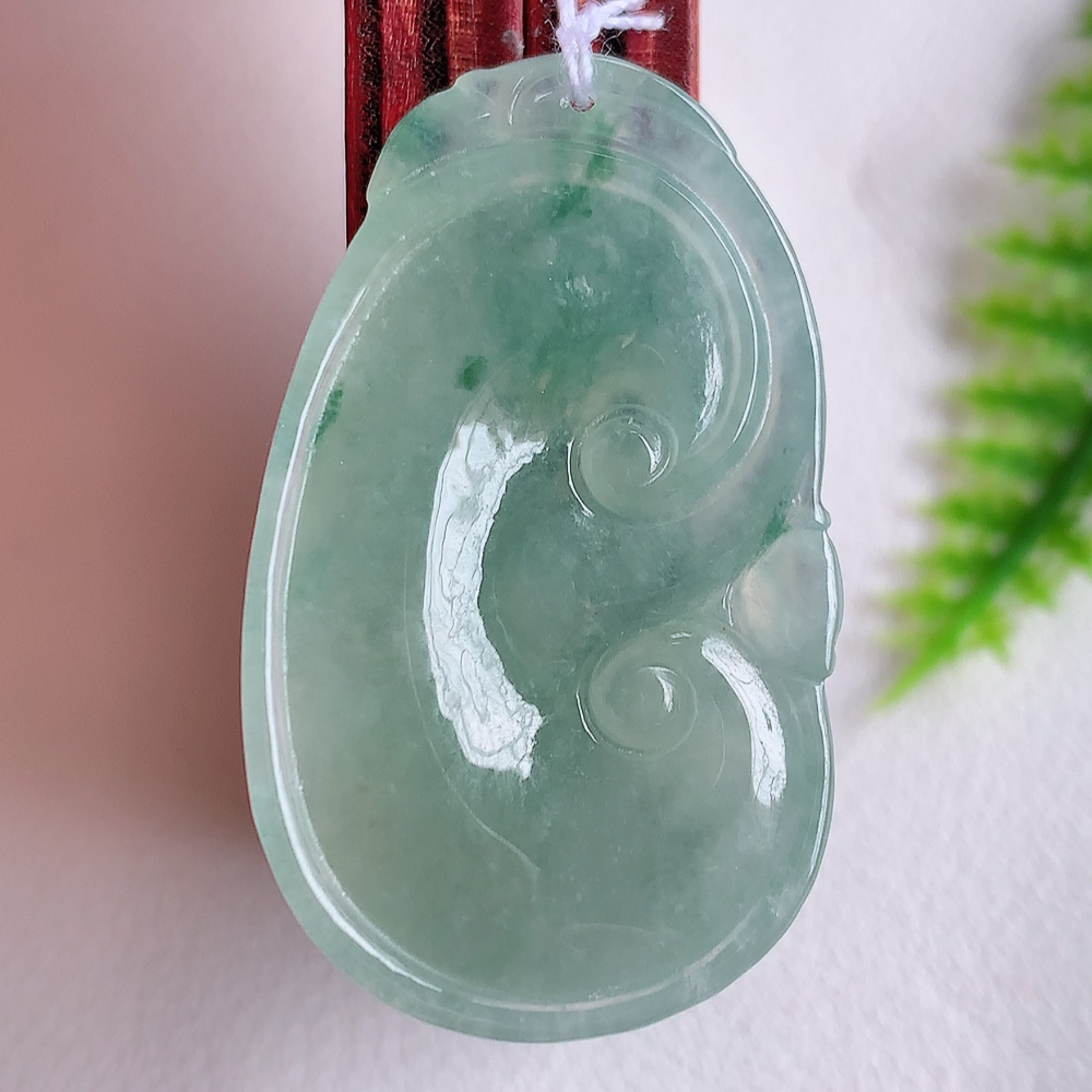 冰润飘花吉祥如意翡翠吊坠  寓意“万事如意，吉祥如意,福寿绵长 心想事成”饱满大气，通透水润  W1415.22尺寸：36-21.8-5.8mm