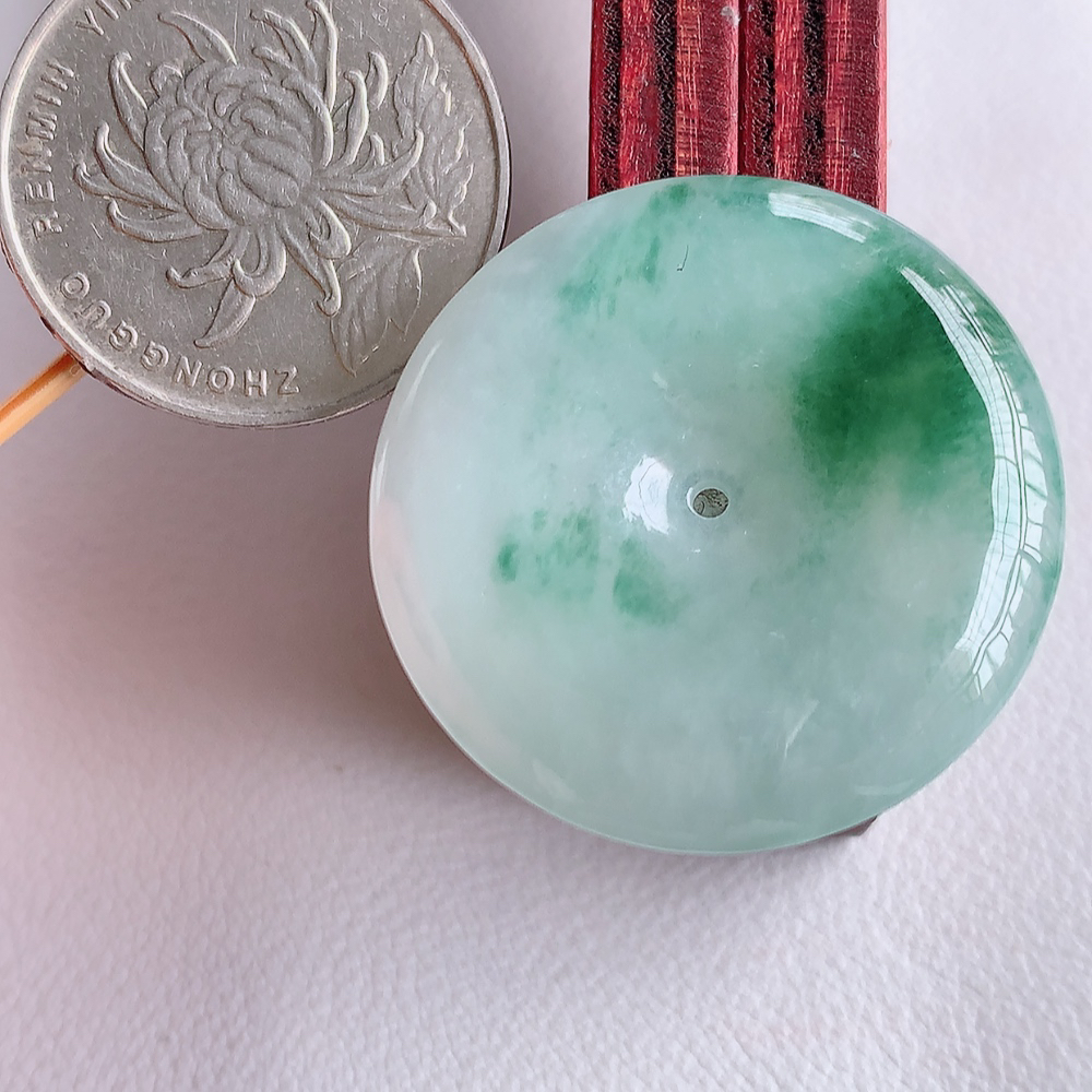 冰润飘花平安扣吊坠，厚装饱满，冰润剔透，细腻水足，种质润泽，飘花灵动，佩戴优雅大气，W   1415.22尺寸：30.5-5.7mm