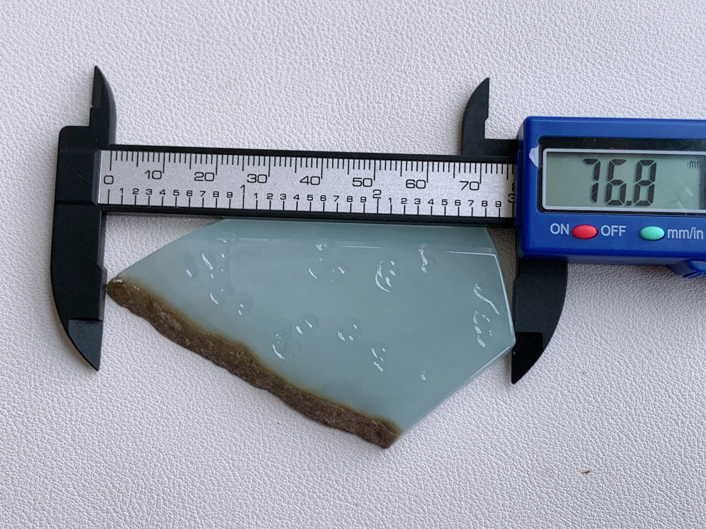 ️白冰/牌子料/片料/板料/特色料，可做牌子、人物、山水、动物、花件……等推荐参考，76.8/44.3/6.2，38.7克，冰魄凝清露，玉心映月华。如将寒潭月色凝于方寸，这方白冰料自带清透空灵的禅意，冰底莹润似霜，柔光内敛如月华，不染一丝尘杂，以极简的清宁，诠释着玉石的纯粹之美。