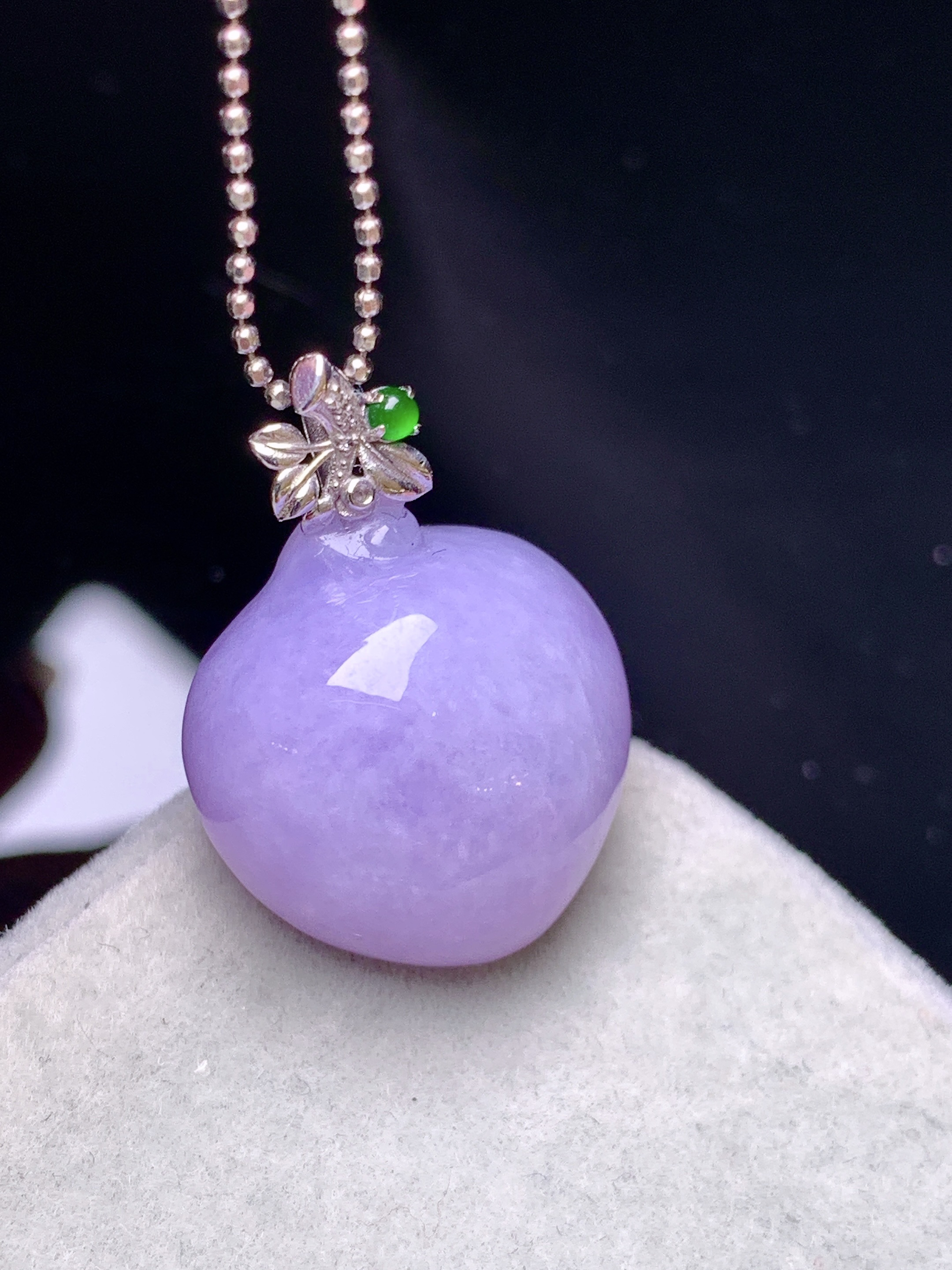 18k金钻镶嵌紫罗兰寿桃吊坠 玉质细腻 色泽艳丽清新 水润亮眼 整体尺寸22.5*16.3*10.6