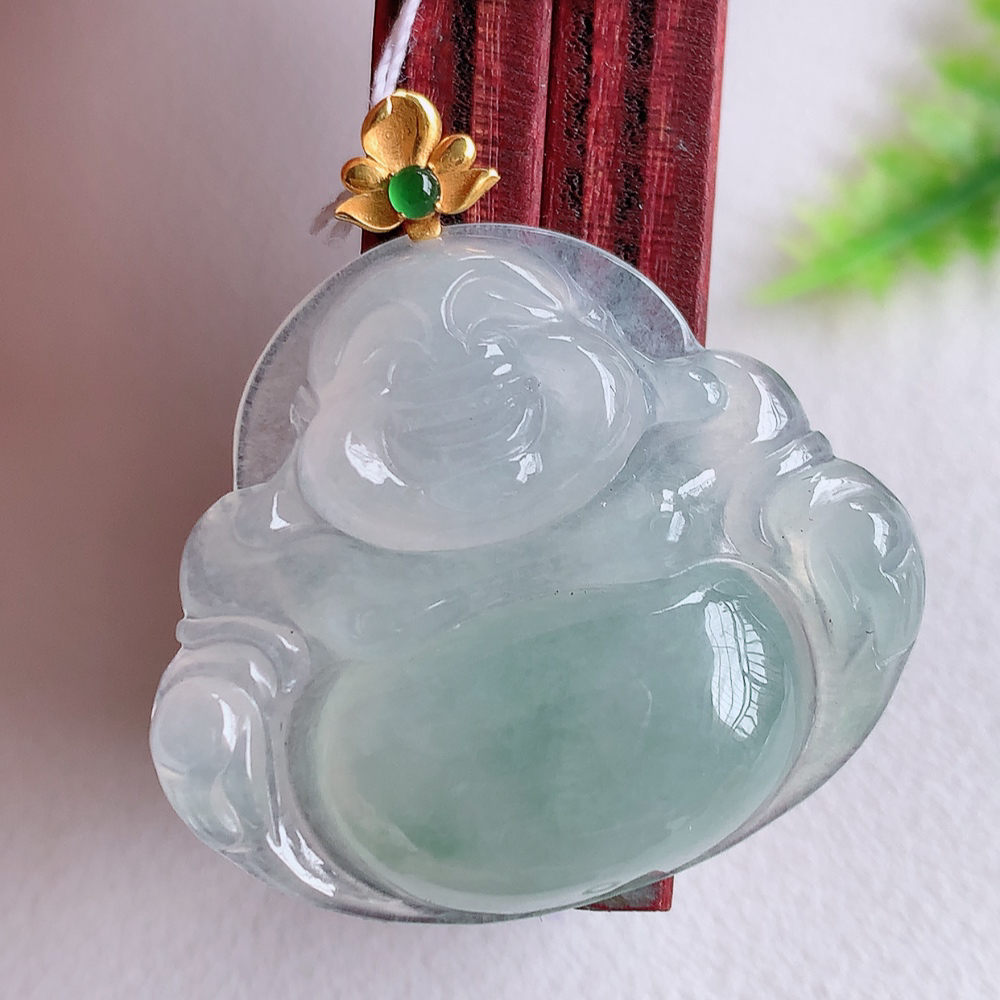 18k金扣冰润佛公挂件 玉质细腻  精雕弥勒佛，笑佛福耳垂肩，面相喜庆，开怀大笑，憨态可掬。惟妙惟肖，寓意福禄双全，吉祥美满，笑口常开 W1415.22尺寸：31.6-30.4-5.9mm