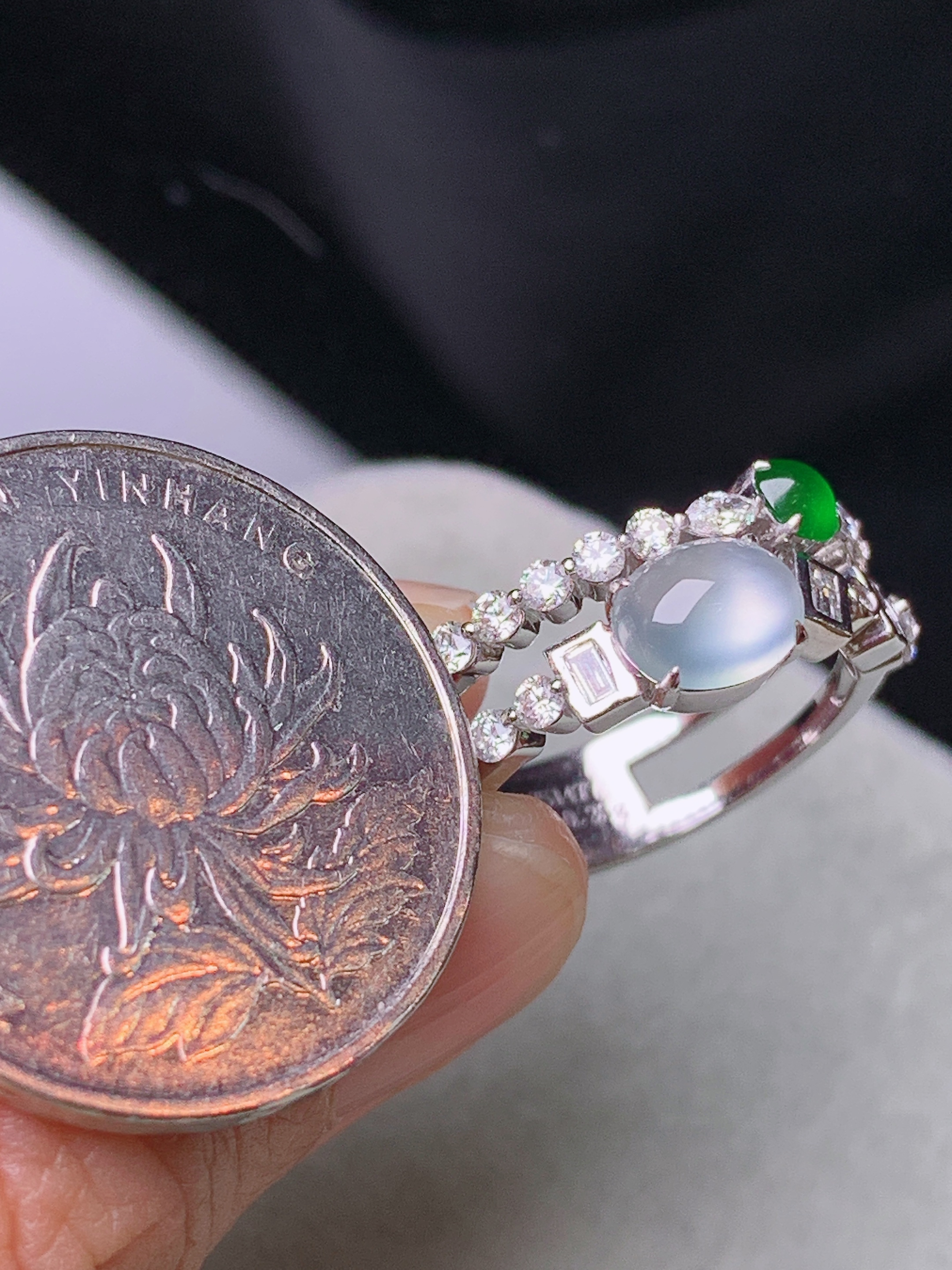 18k金钻镶嵌冰种蛋面戒指 玉质细腻 色泽艳丽清新 水润亮眼 圈口13.5 裸石尺寸7*5.2*2.8m5