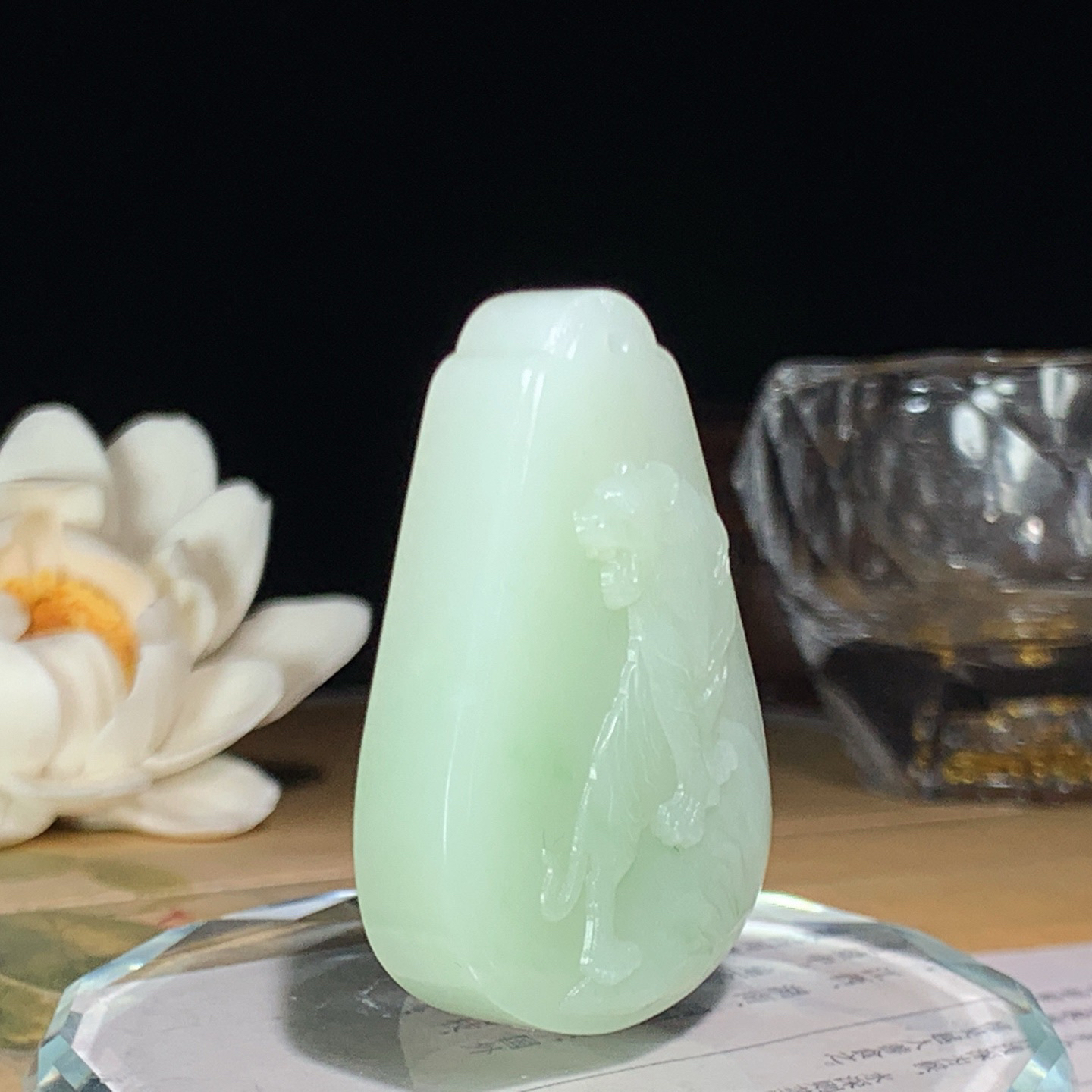 和田玉青海翠青上山虎挂件。尺寸46/32/12重34.5克，玉质细腻油润 脂粉好，品质好！lt260425